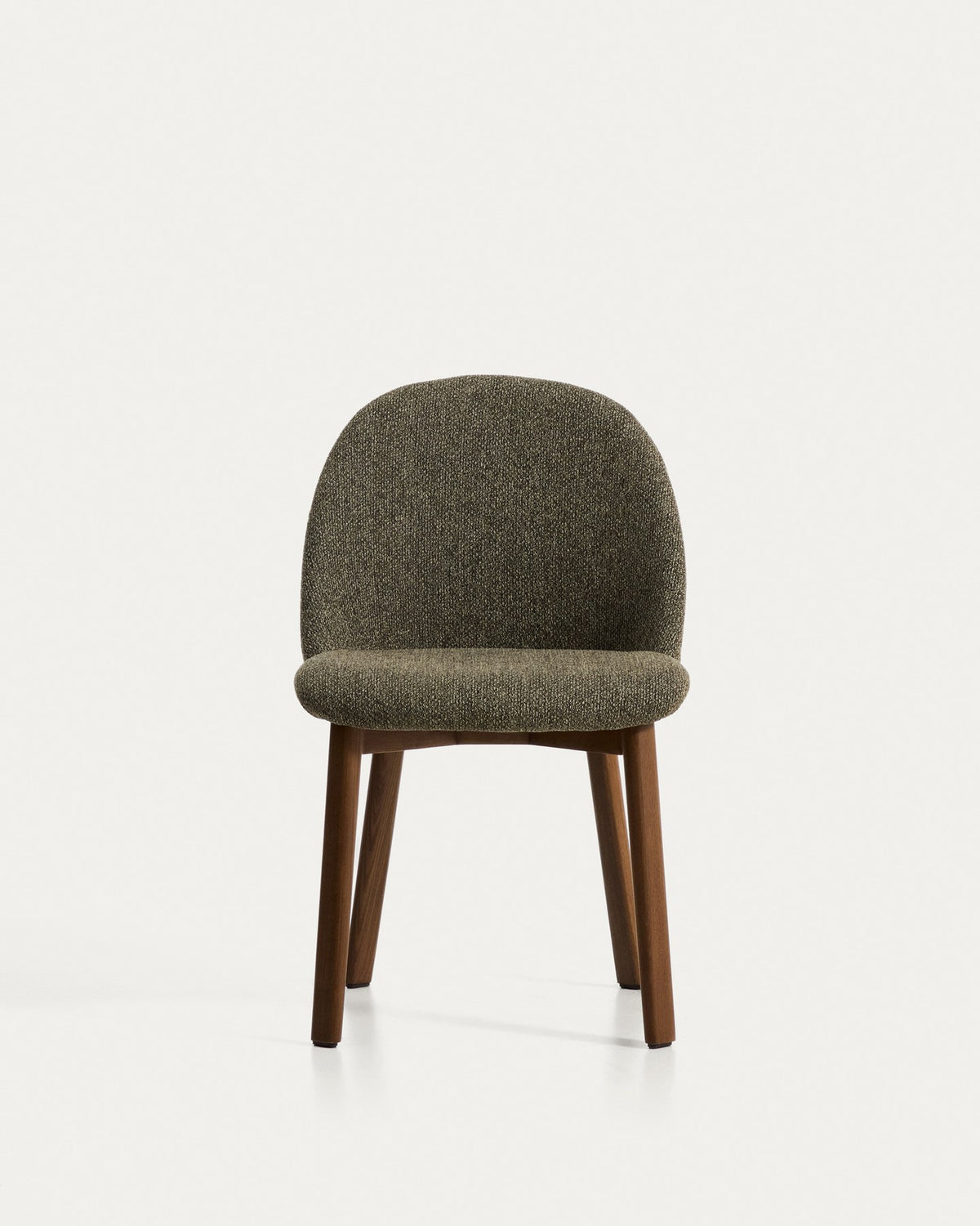 Stuhl Meila mit grünem Chenille-Bezug, durchgehender Rückenlehne und Beinen aus massivem Eschenholz mit Nussbaumfinish, Frontalansicht.