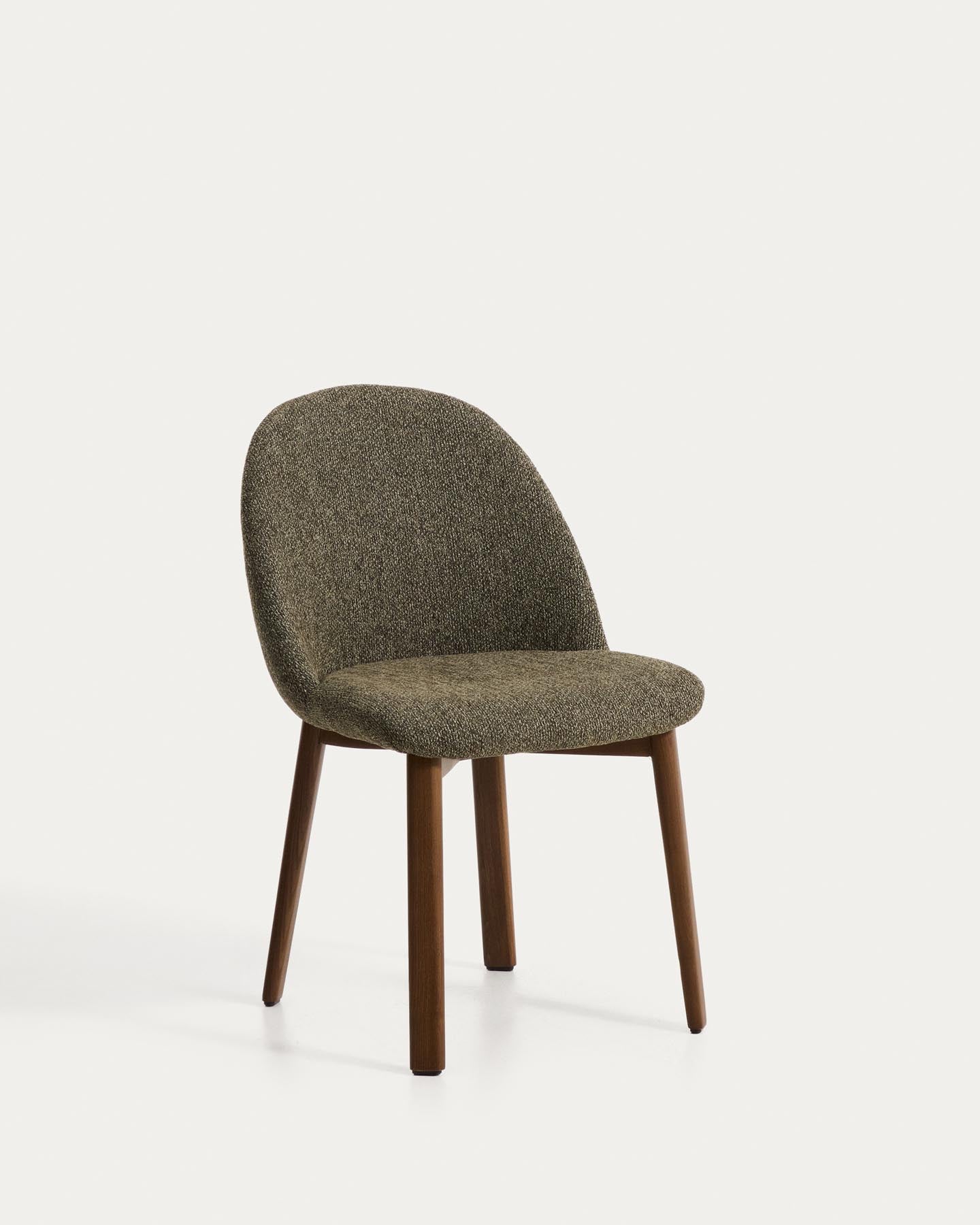 Stuhl Meila mit grüner Chenille und Beinen aus massivem Eschenholz mit Nussbaumfinish in Grün präsentiert im Onlineshop von KAQTU Design AG. Stuhl ist von Kave Home
