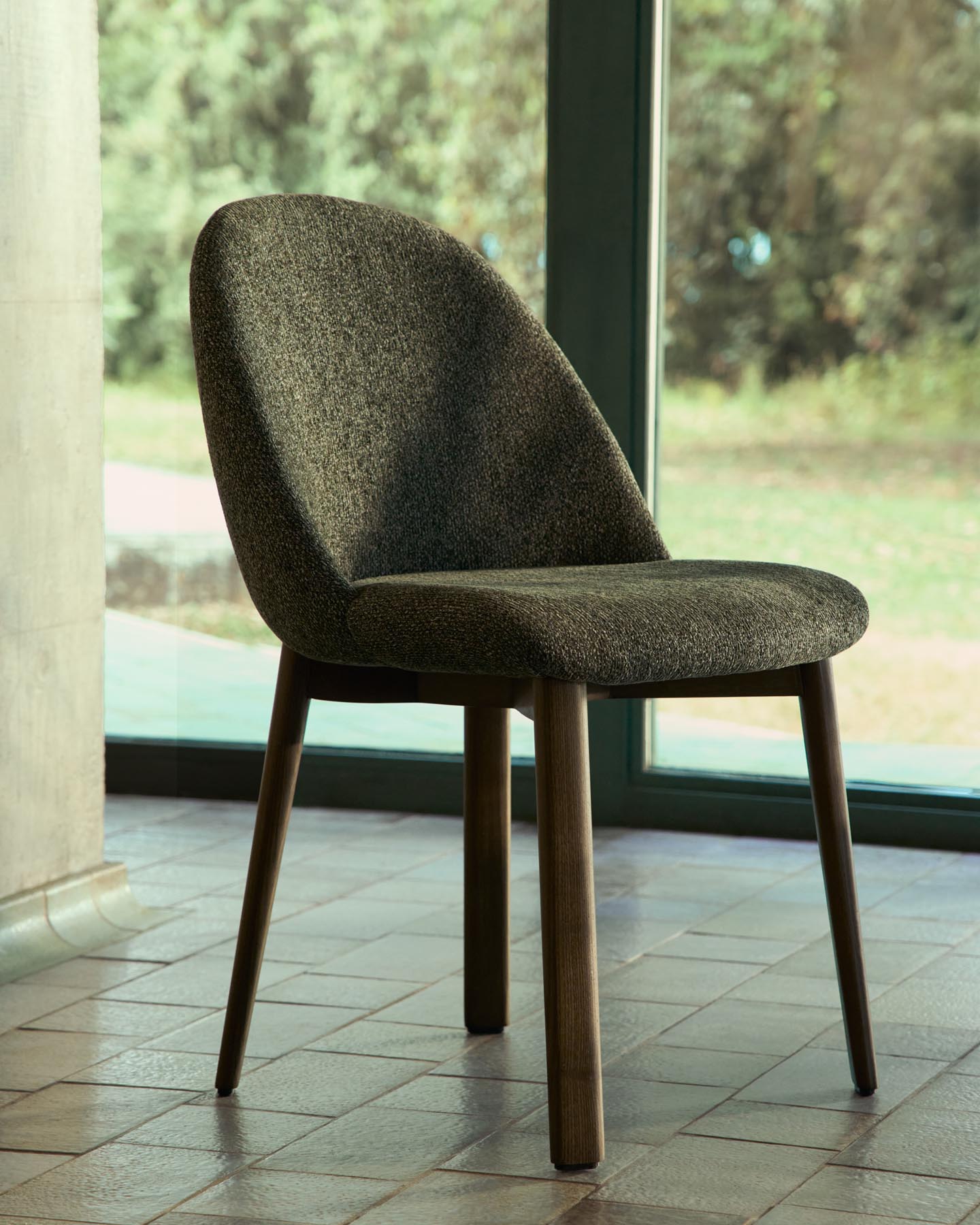 Stuhl Meila mit grüner Chenille und Beinen aus massivem Eschenholz mit Nussbaumfinish in Grün präsentiert im Onlineshop von KAQTU Design AG. Stuhl ist von Kave Home