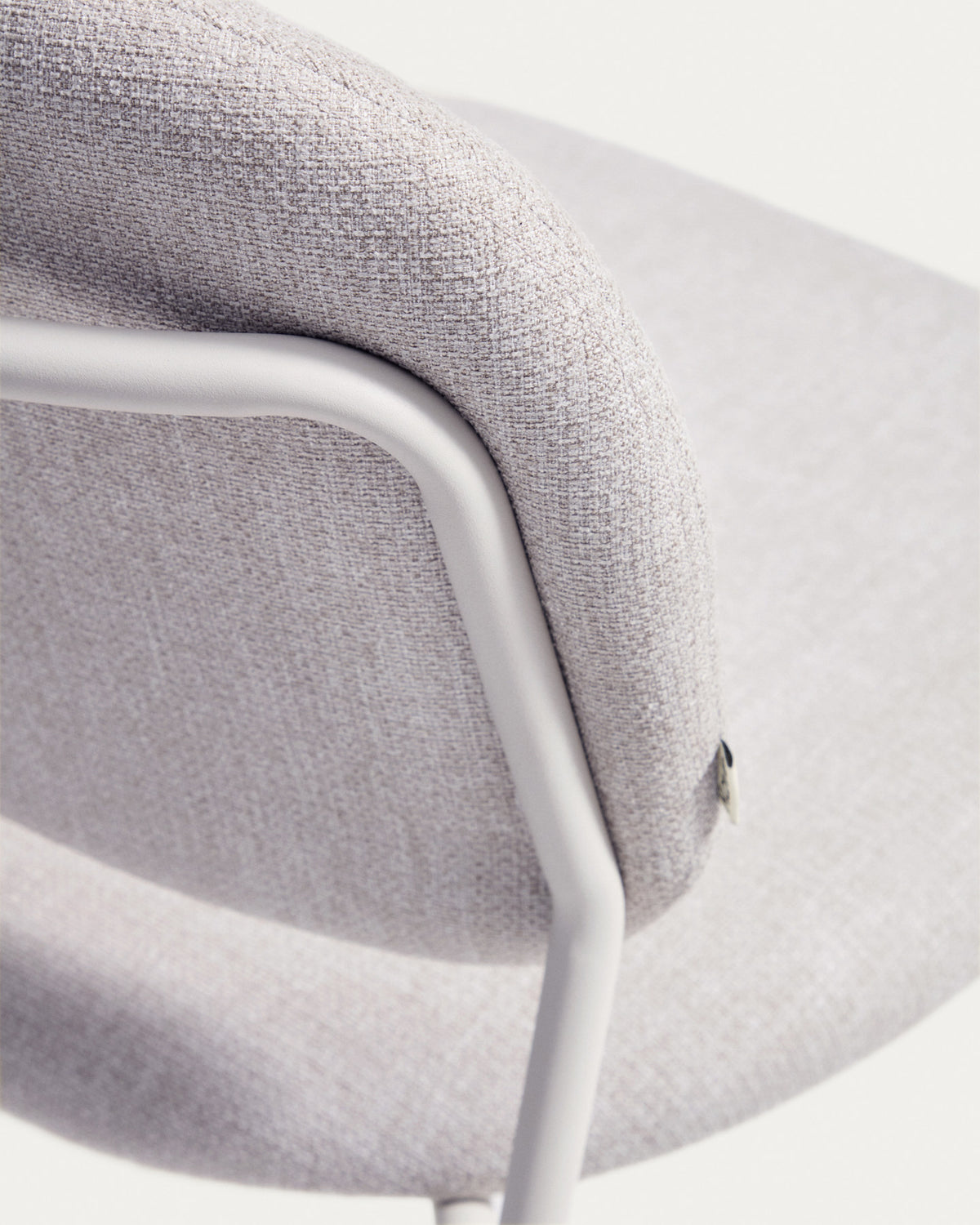 Stapelbarer Stuhl Meli mit beiger Chenille und beigen Metallbeinen FSC Mix Credit in Beige präsentiert im Onlineshop von KAQTU Design AG. Stuhl ist von Kave Home