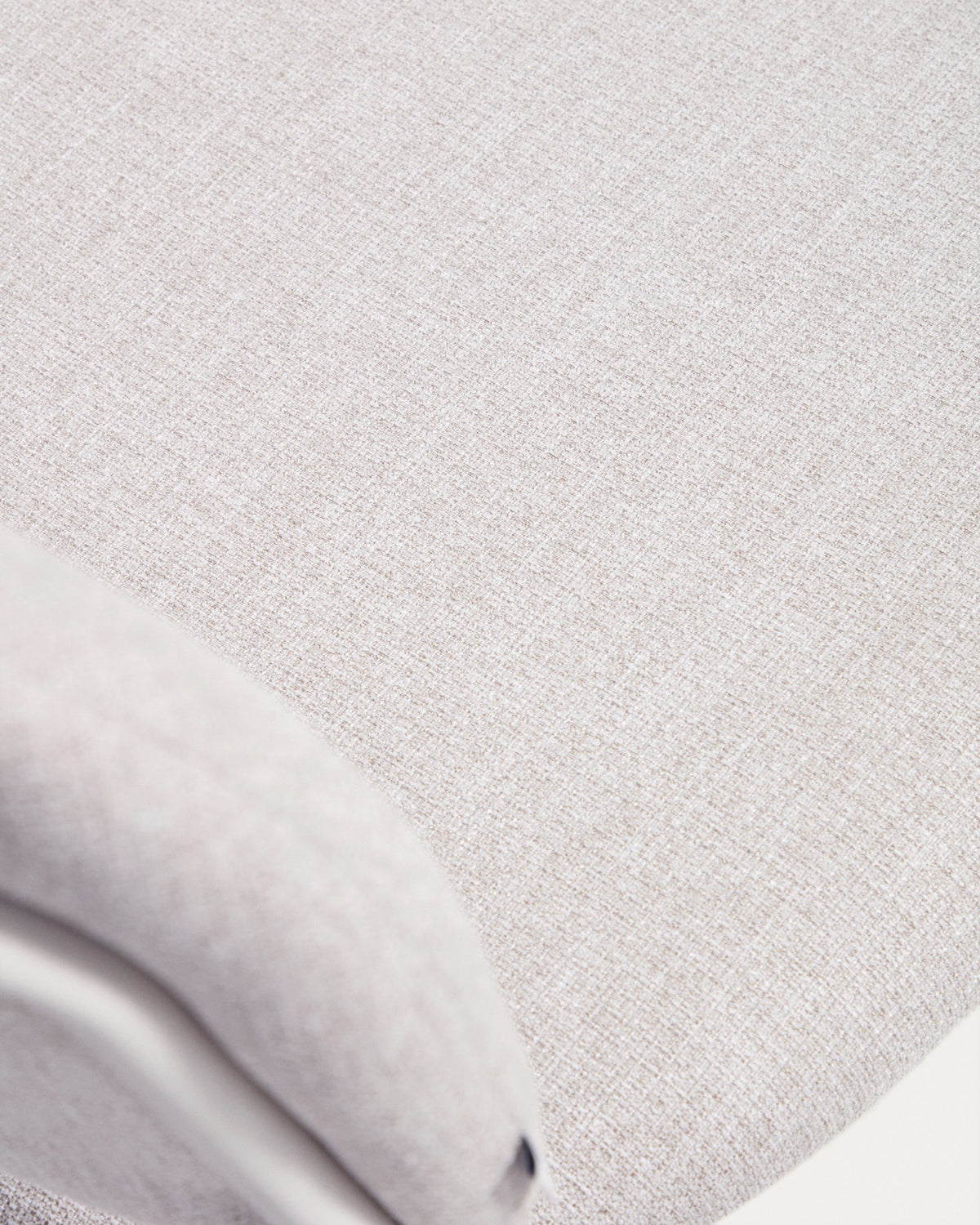 Stapelbarer Stuhl Meli mit beiger Chenille und beigen Metallbeinen FSC Mix Credit in Beige präsentiert im Onlineshop von KAQTU Design AG. Stuhl ist von Kave Home
