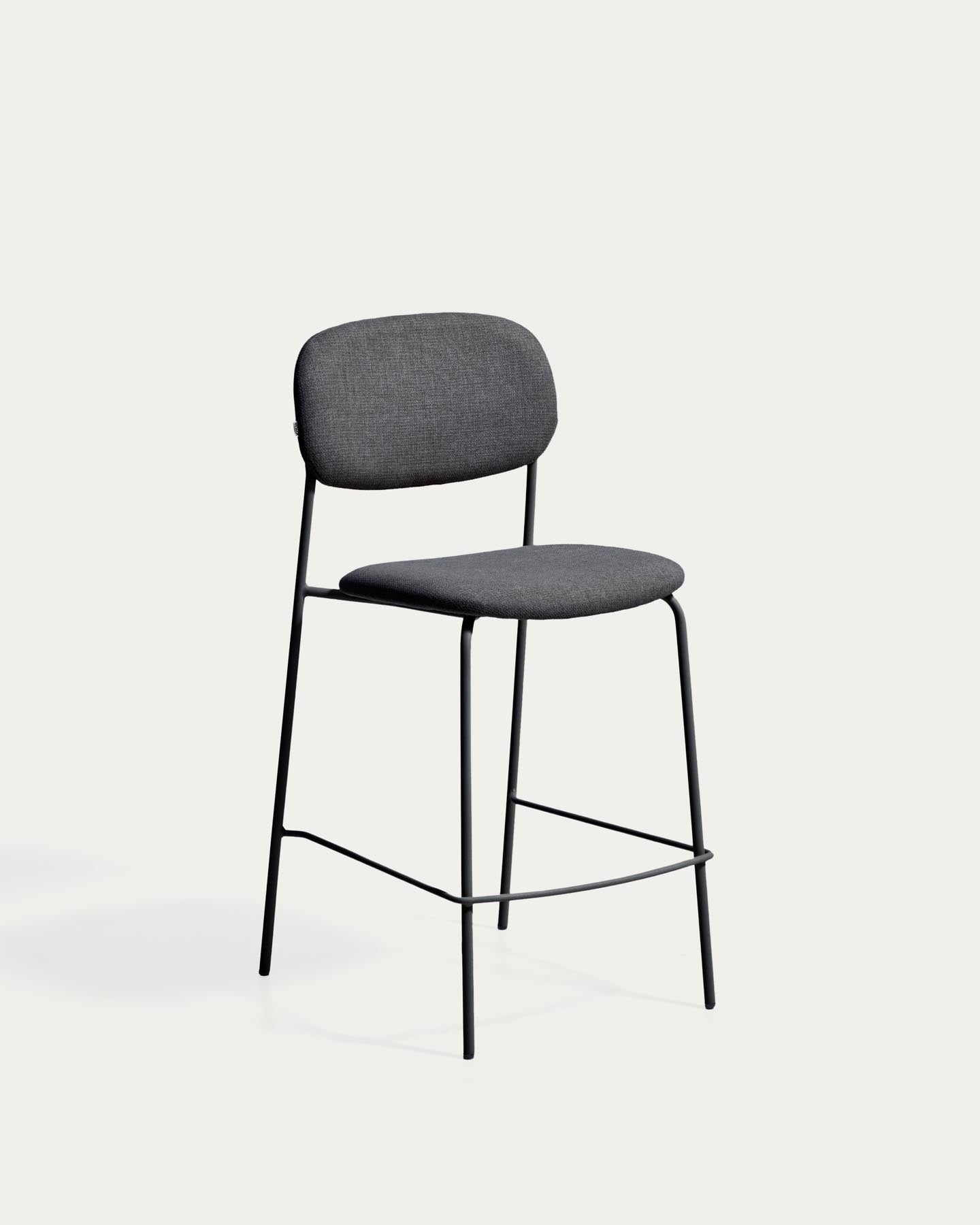 Stapelbarer Hocker Meli mit grauer Chenille und Beinen aus grauem Metall, FSC Mix Credit, 65 cm in Grau präsentiert im Onlineshop von KAQTU Design AG. Barhocker ist von Kave Home
