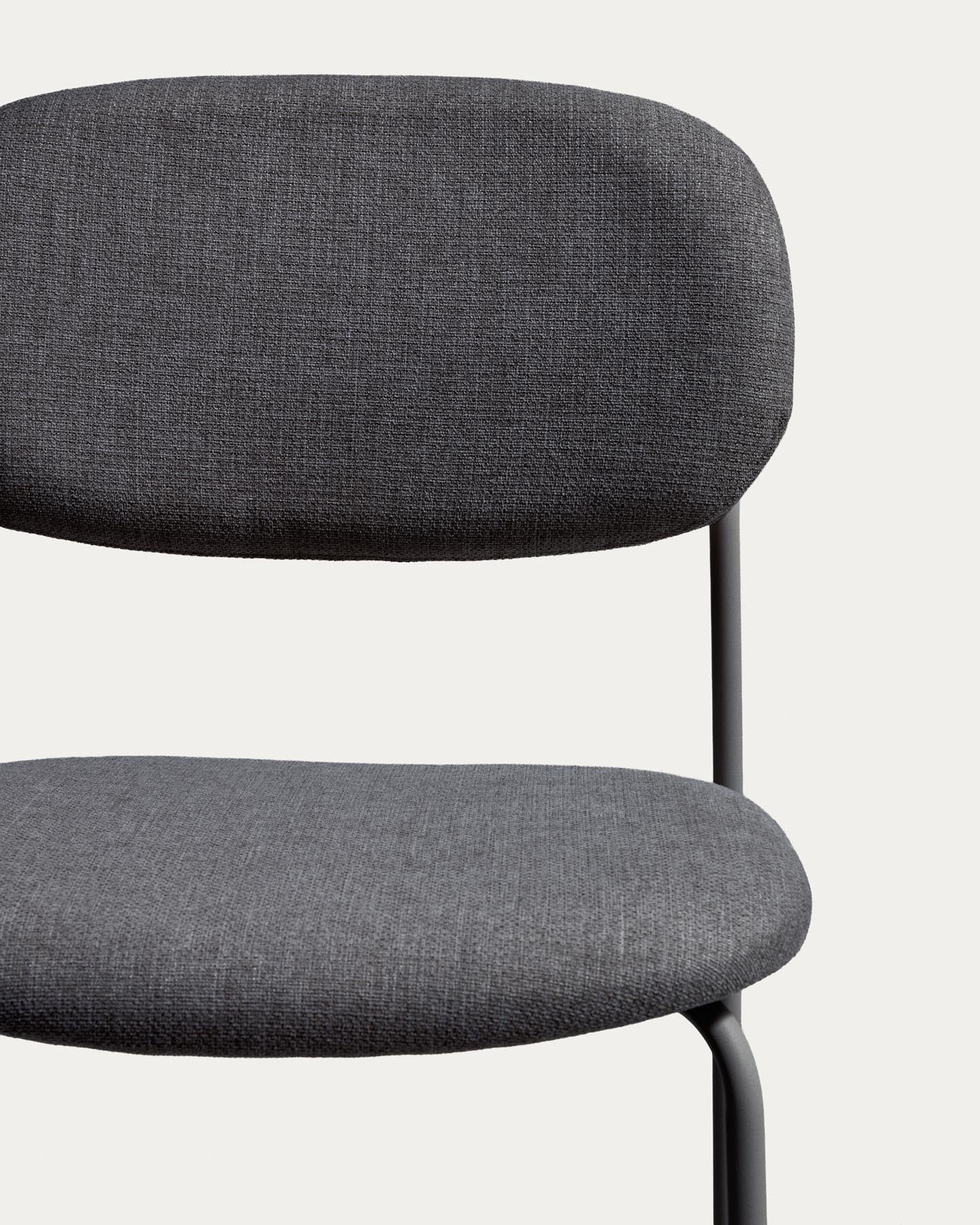 Stapelbarer Hocker Meli mit grauer Chenille und Beinen aus grauem Metall, FSC Mix Credit, 65 cm in Grau präsentiert im Onlineshop von KAQTU Design AG. Barhocker ist von Kave Home