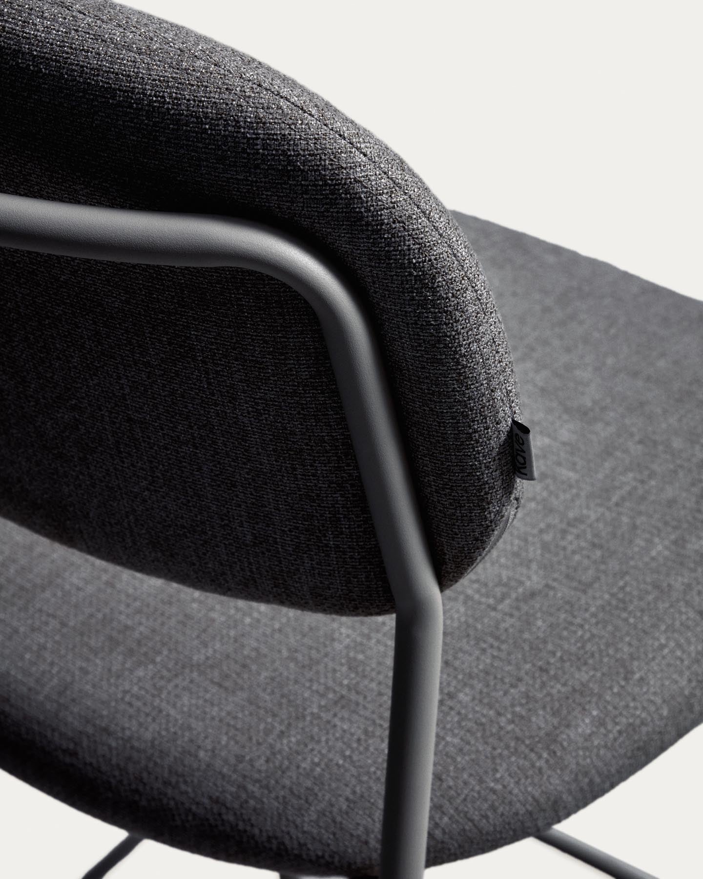 Stapelbarer Hocker Meli mit grauer Chenille und Beinen aus grauem Metall, FSC Mix Credit, 65 cm in Grau präsentiert im Onlineshop von KAQTU Design AG. Barhocker ist von Kave Home
