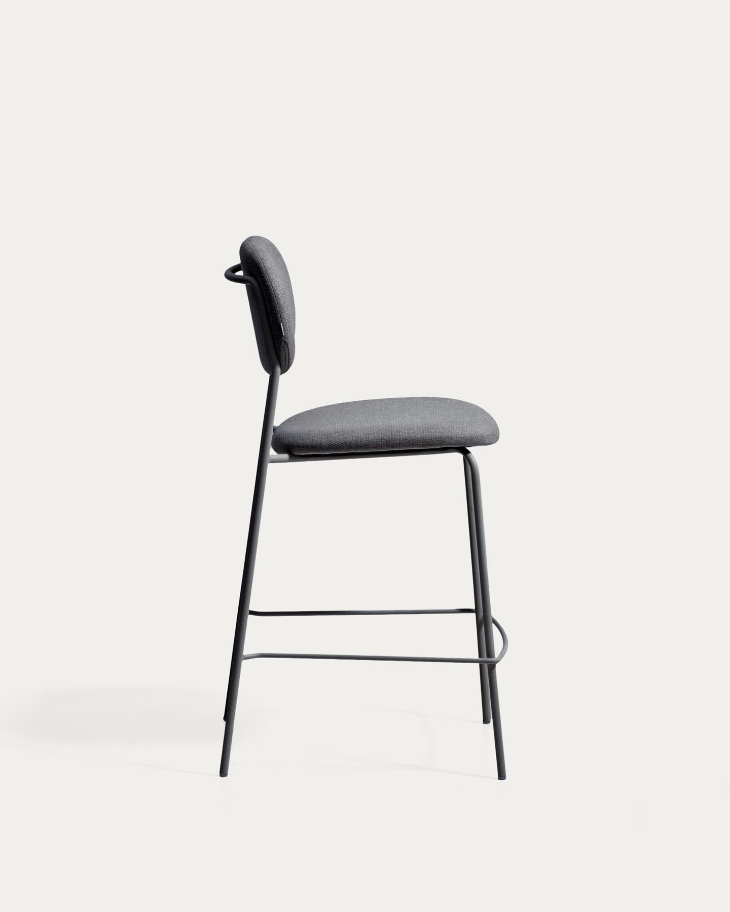 Stapelbarer Hocker Meli mit grauer Chenille und Beinen aus grauem Metall, FSC Mix Credit, 65 cm in Grau präsentiert im Onlineshop von KAQTU Design AG. Barhocker ist von Kave Home