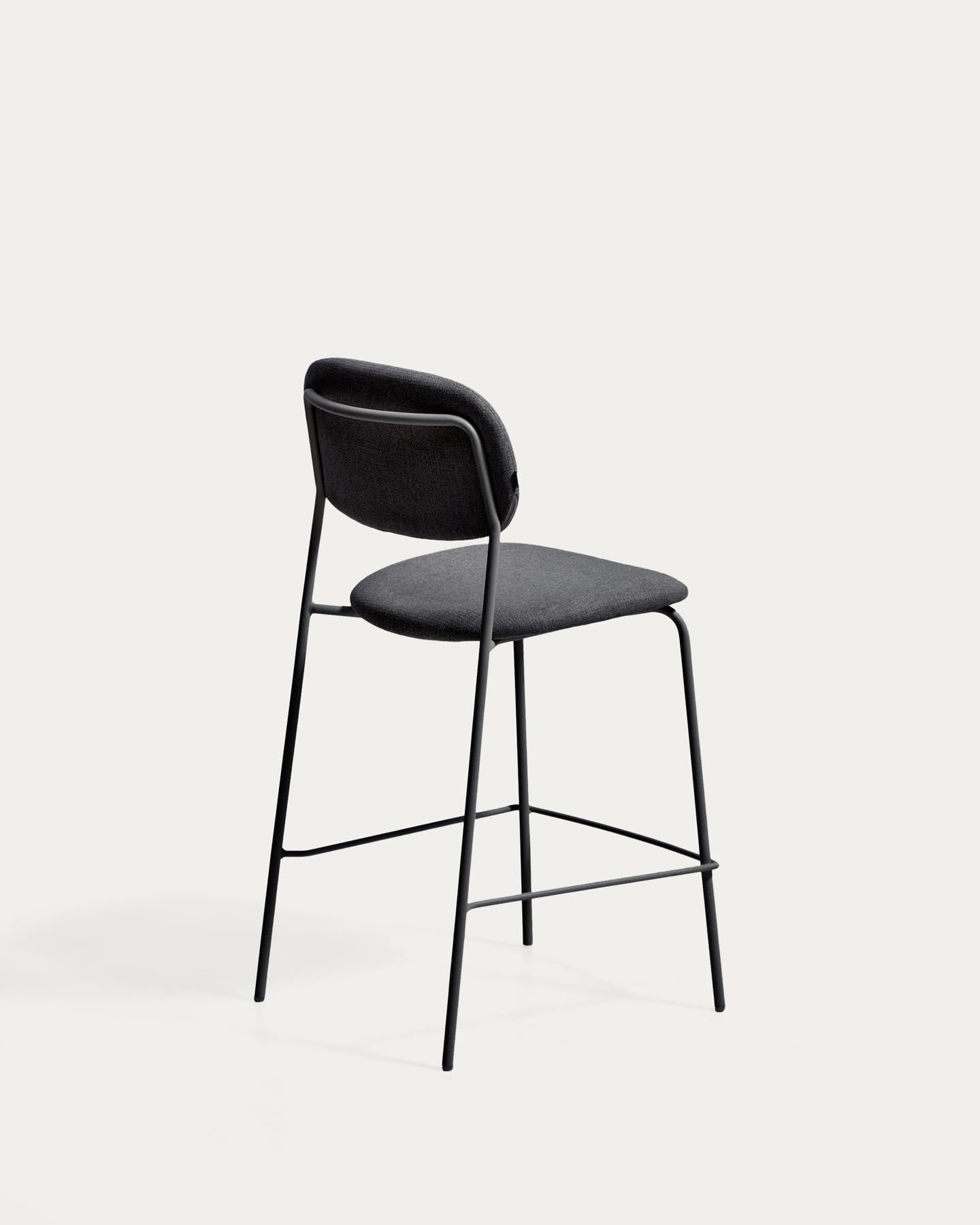 Stapelbarer Hocker Meli mit grauer Chenille und Beinen aus grauem Metall, FSC Mix Credit, 65 cm in Grau präsentiert im Onlineshop von KAQTU Design AG. Barhocker ist von Kave Home