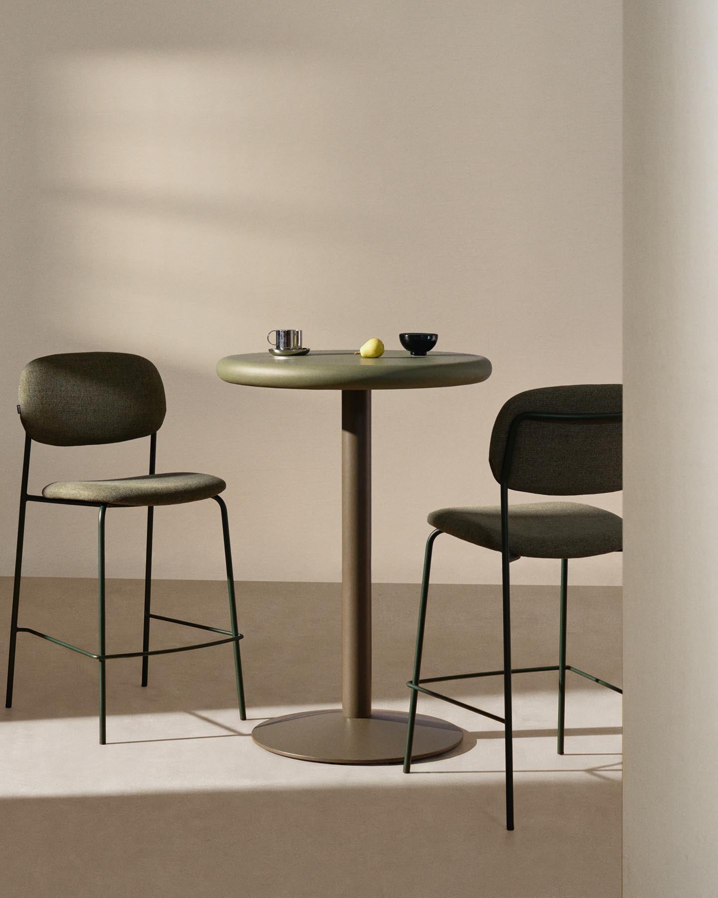 Stapelbarer Hocker Meli mit grauer Chenille und Beinen aus grauem Metall, FSC Mix Credit, 65 cm in Grau präsentiert im Onlineshop von KAQTU Design AG. Barhocker ist von Kave Home