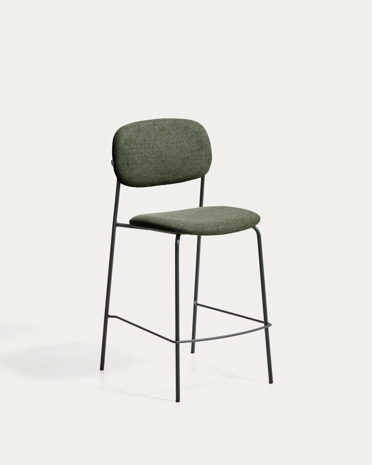 Stapelbarer Hocker Meli mit grüner Chenille und Beinen aus grünem Metall, FSC Mix Credit, 65 cm in Grün präsentiert im Onlineshop von KAQTU Design AG. Barhocker ist von Kave Home
