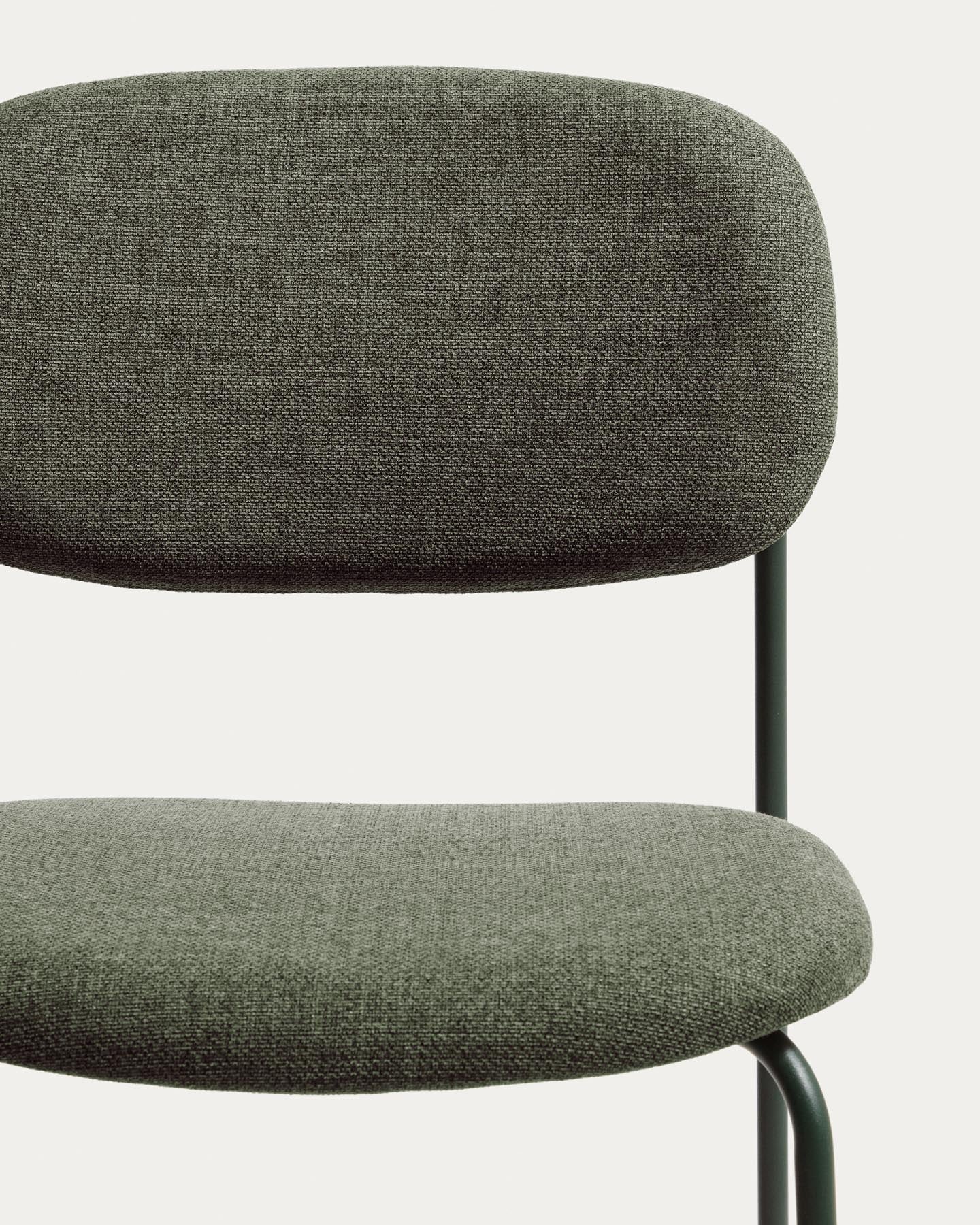 Stapelbarer Hocker Meli mit grüner Chenille und Beinen aus grünem Metall, FSC Mix Credit, 65 cm in Grün präsentiert im Onlineshop von KAQTU Design AG. Barhocker ist von Kave Home