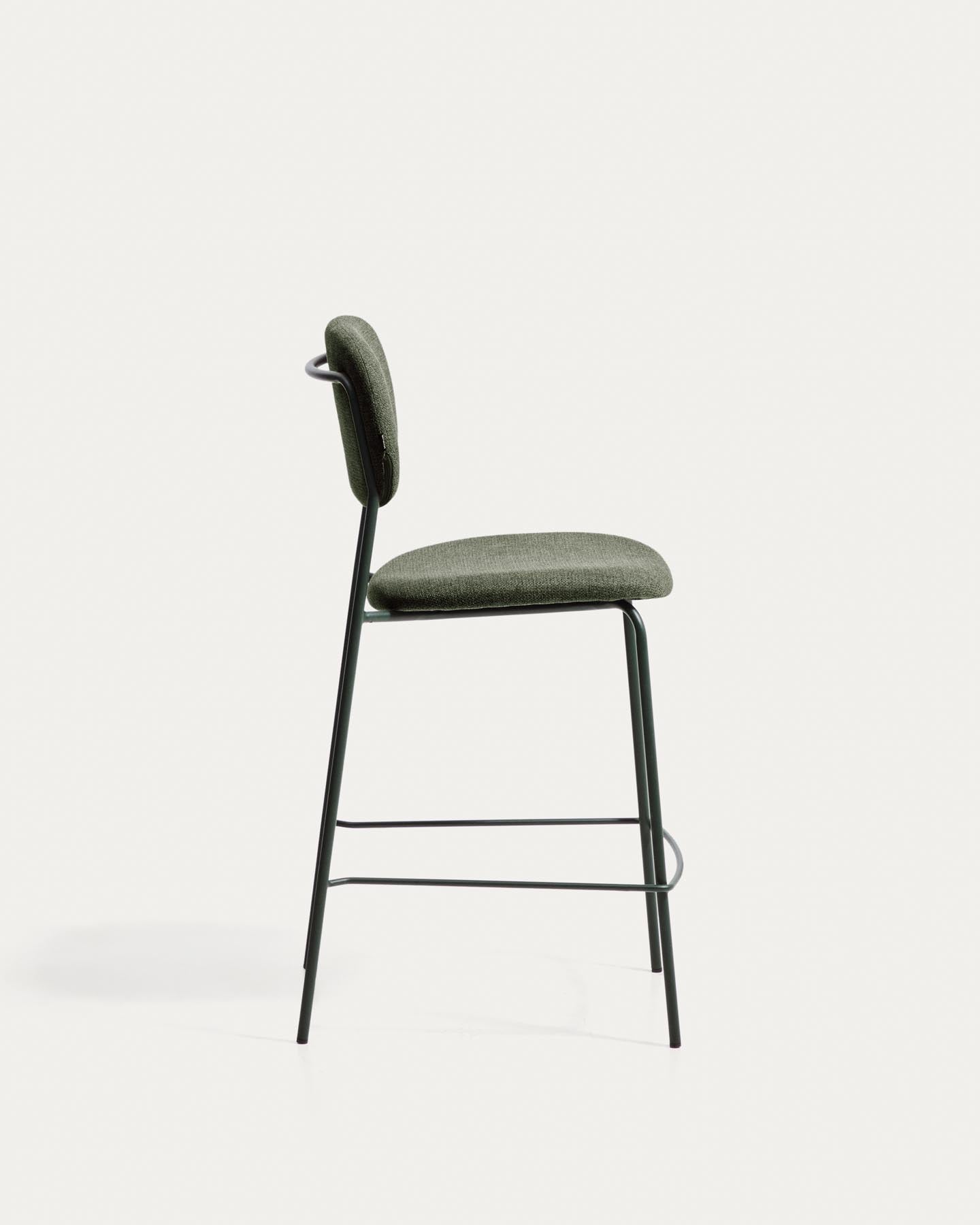 Stapelbarer Hocker Meli mit grüner Chenille und Beinen aus grünem Metall, FSC Mix Credit, 65 cm in Grün präsentiert im Onlineshop von KAQTU Design AG. Barhocker ist von Kave Home
