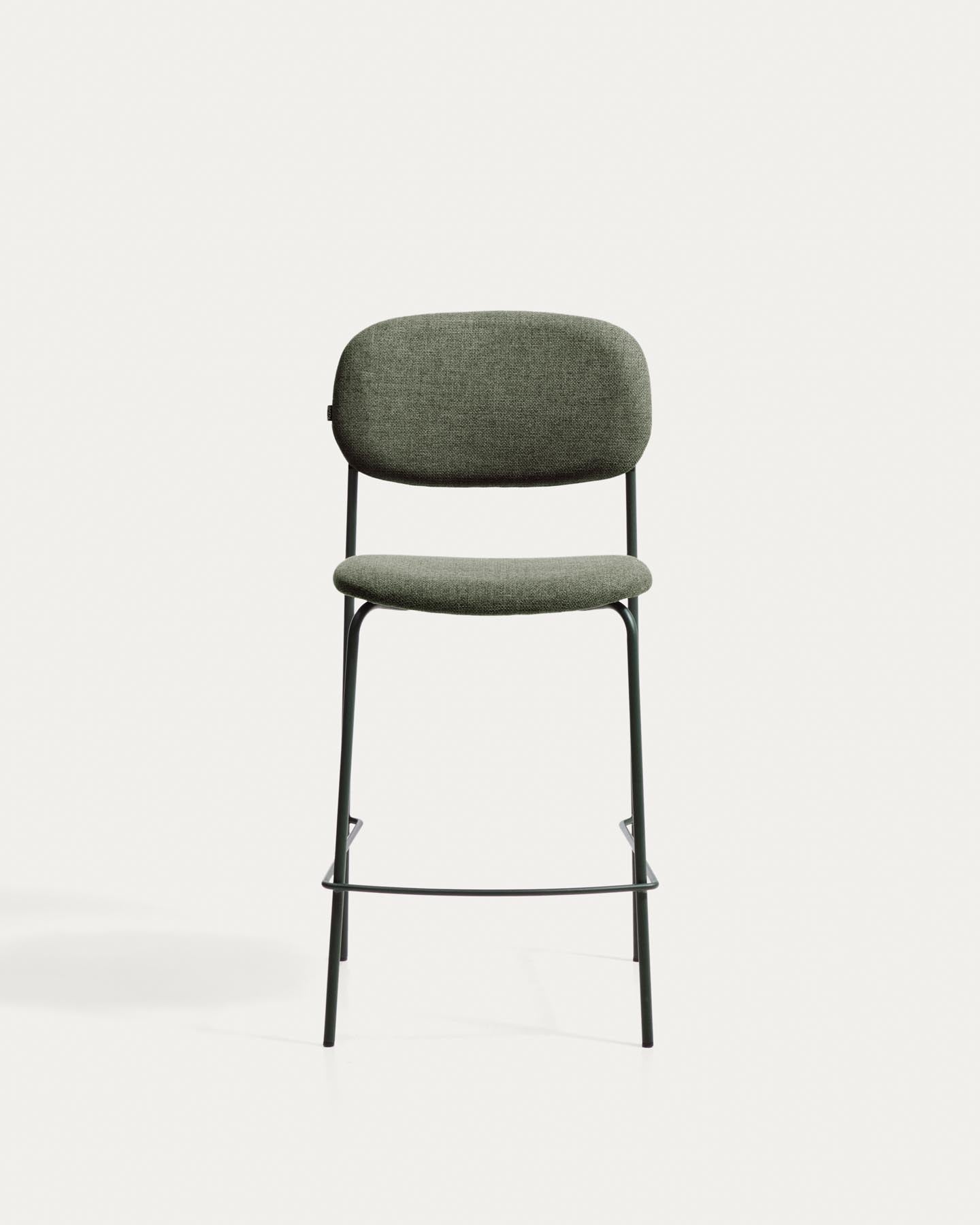 Stapelbarer Hocker Meli mit grüner Chenille und Beinen aus grünem Metall, FSC Mix Credit, 65 cm in Grün präsentiert im Onlineshop von KAQTU Design AG. Barhocker ist von Kave Home
