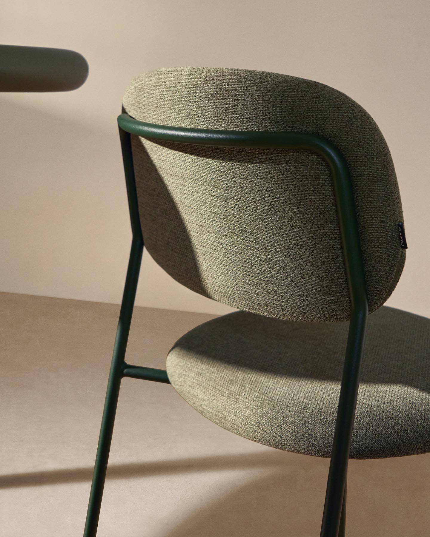 Stapelbarer Hocker Meli mit grüner Chenille und Beinen aus grünem Metall, FSC Mix Credit, 65 cm in Grün präsentiert im Onlineshop von KAQTU Design AG. Barhocker ist von Kave Home