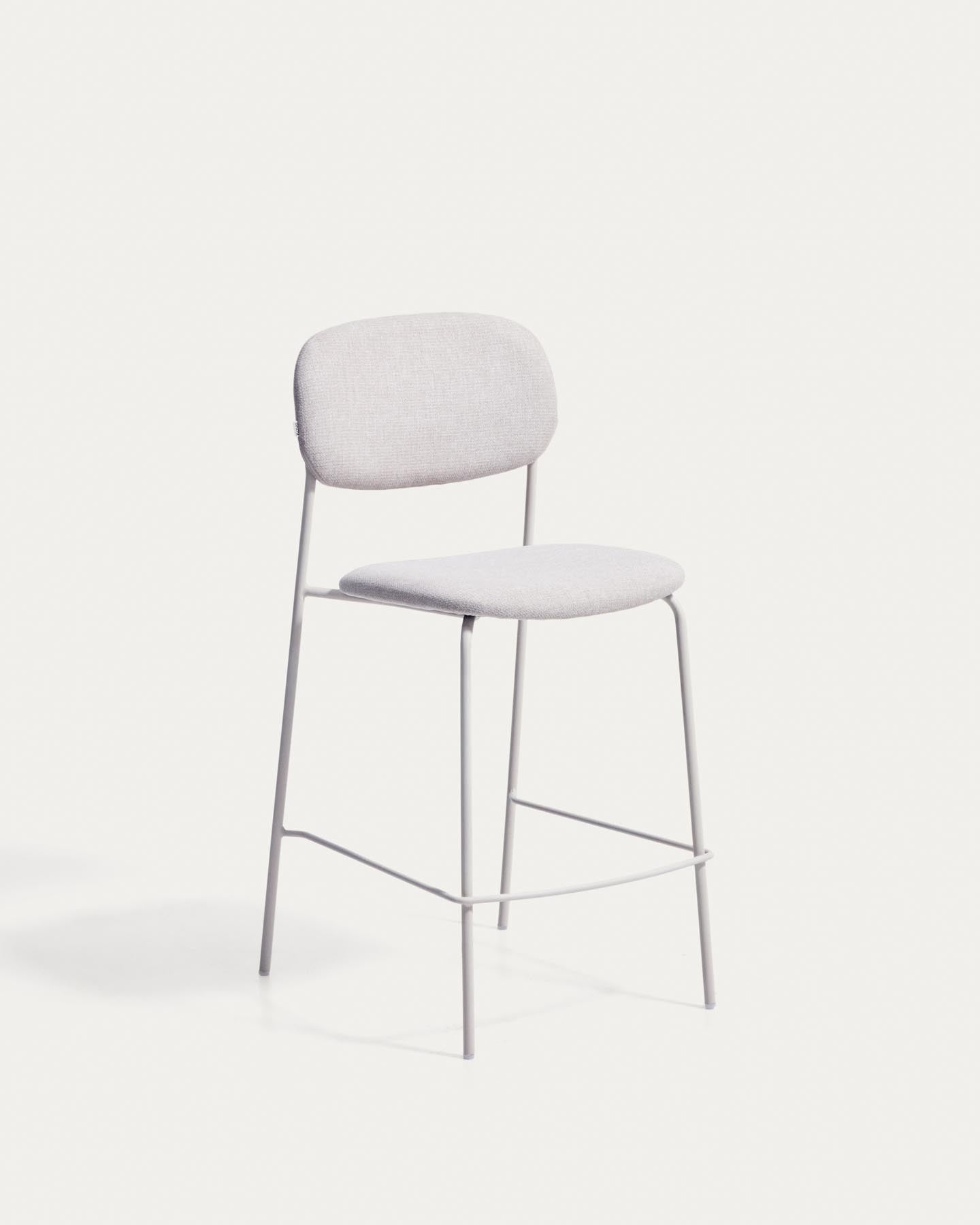 Stapelbarer Hocker Meli mit beiger Chenille und Beinen aus beigem Metall, FSC Mix Credit, 65 cm in Beige präsentiert im Onlineshop von KAQTU Design AG. Barhocker ist von Kave Home