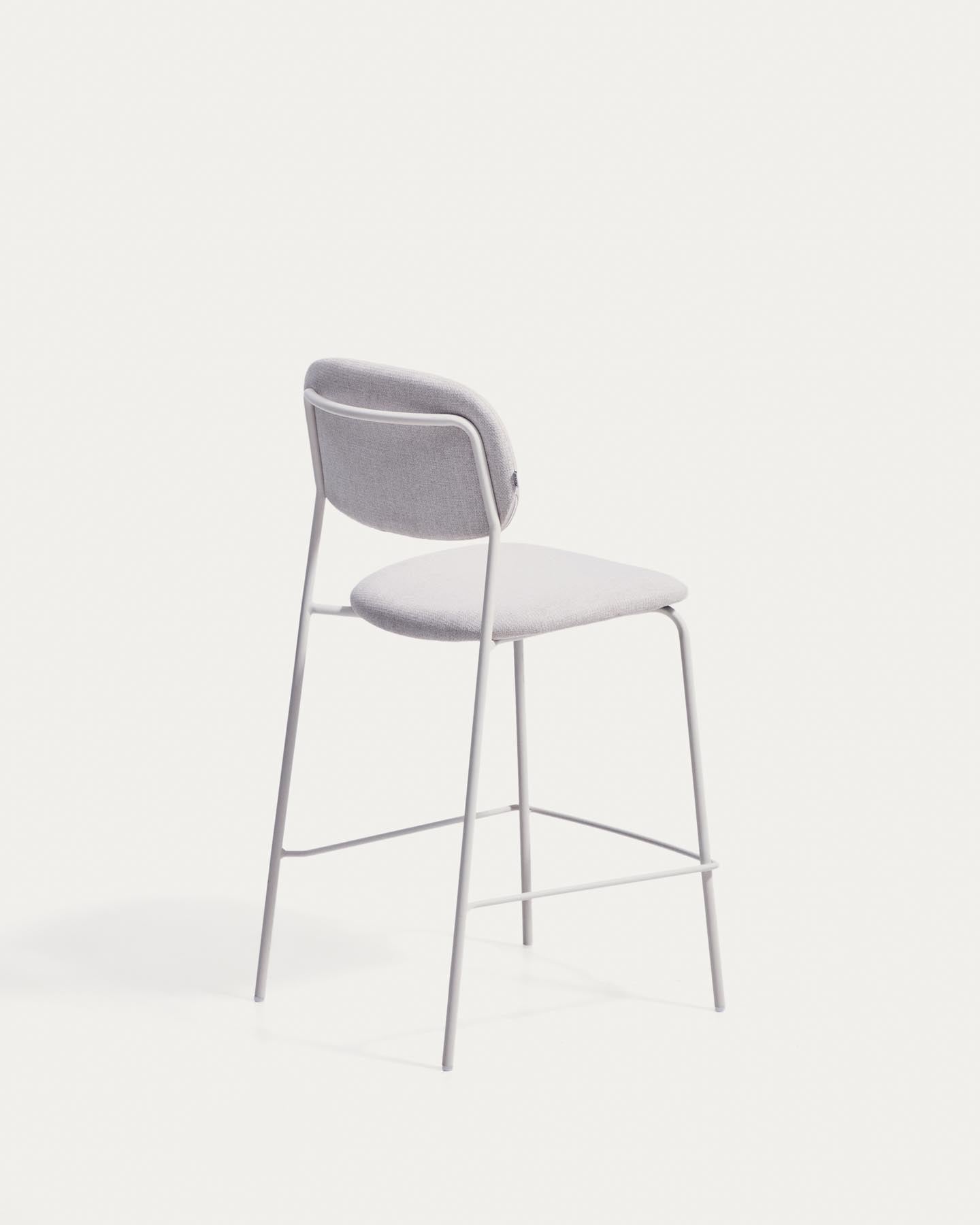 Stapelbarer Hocker Meli mit beiger Chenille und Beinen aus beigem Metall, FSC Mix Credit, 65 cm in Beige präsentiert im Onlineshop von KAQTU Design AG. Barhocker ist von Kave Home
