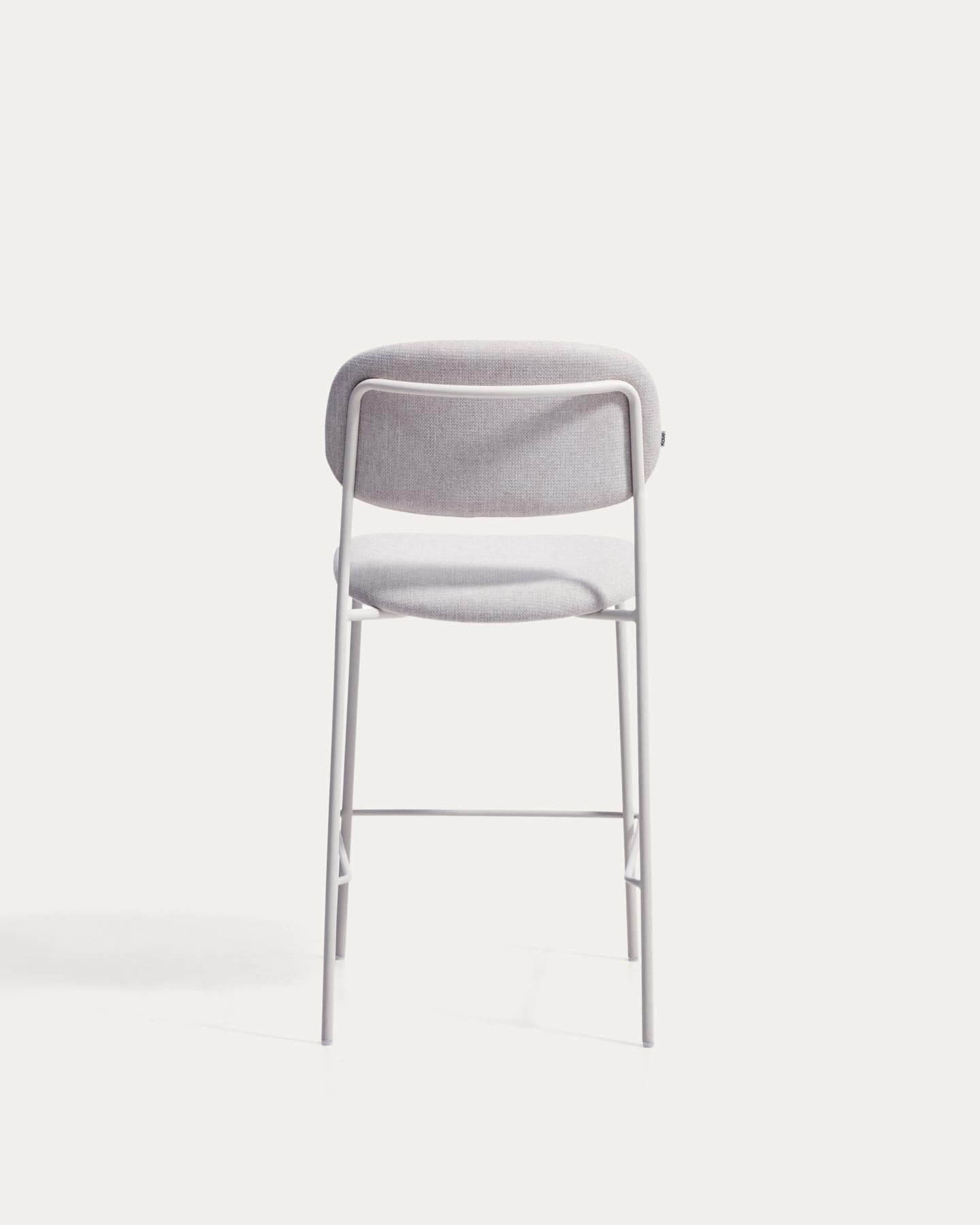 Stapelbarer Hocker Meli mit beiger Chenille und Beinen aus beigem Metall, FSC Mix Credit, 65 cm in Beige präsentiert im Onlineshop von KAQTU Design AG. Barhocker ist von Kave Home