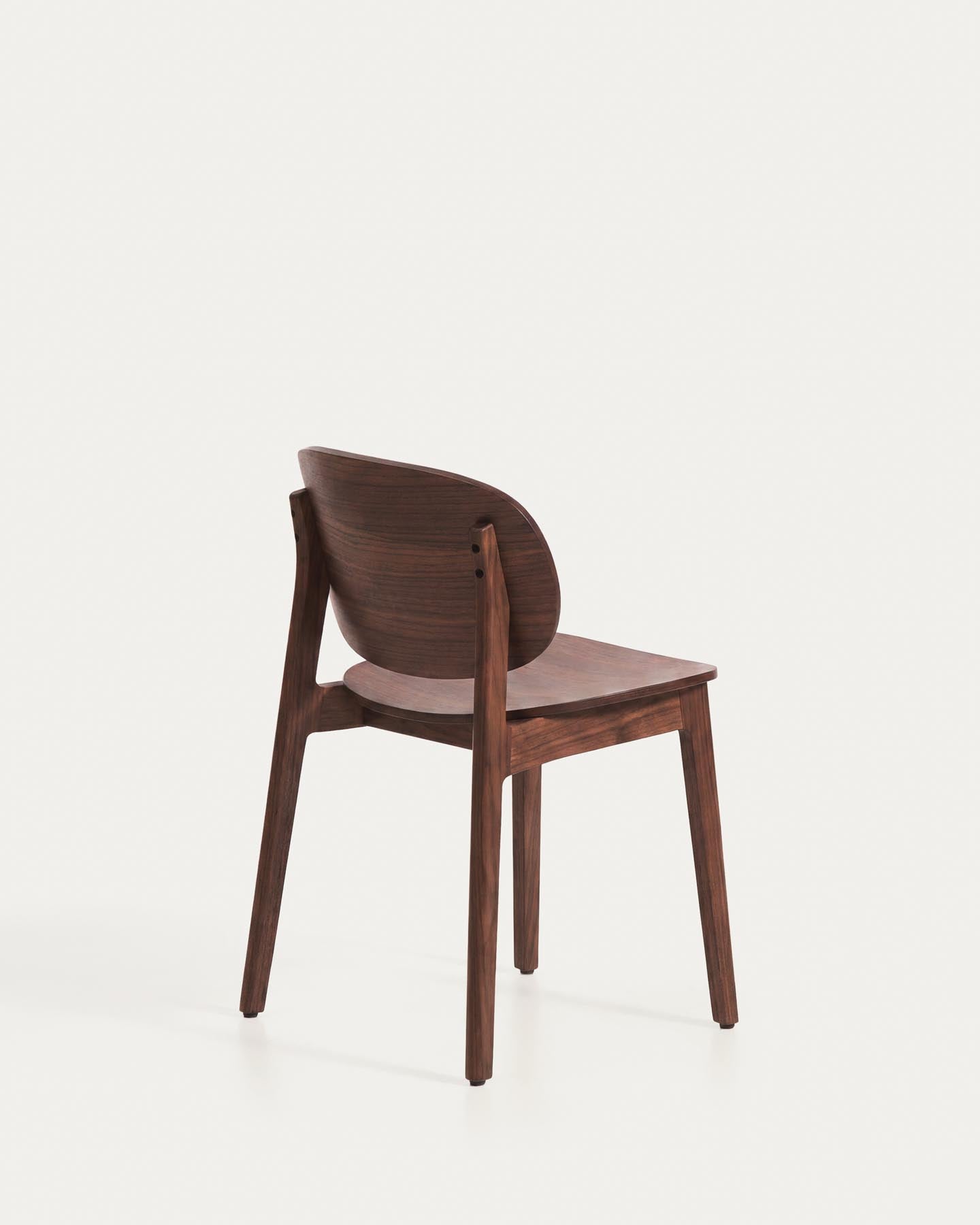 Stuhl Ludara aus Eichenfurnier mit Nussbaumfinish  in Braun präsentiert im Onlineshop von KAQTU Design AG. Stuhl ist von Kave Home