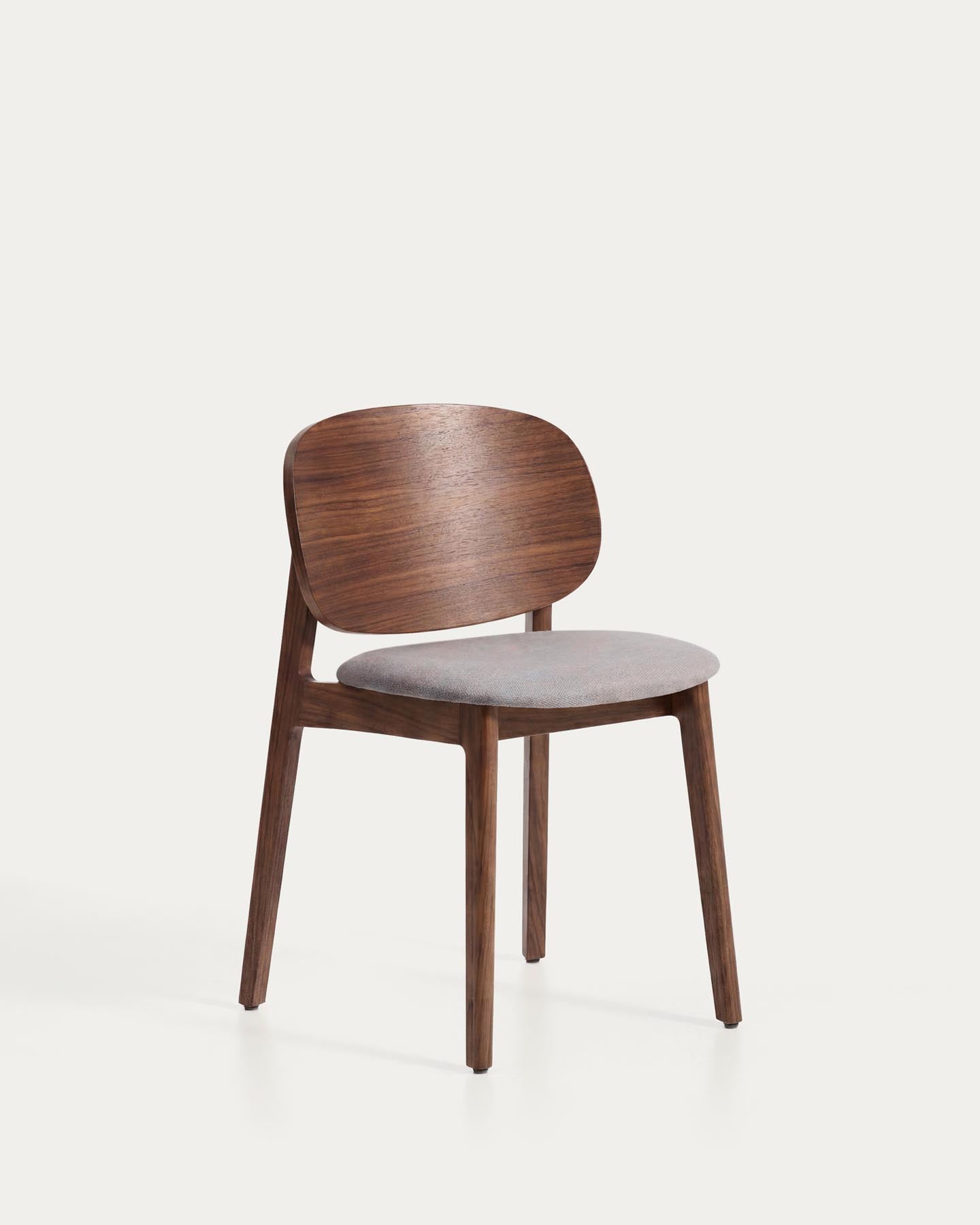 Stuhl Ludara aus Eichenfurnier mit Nussbaumfinish und brauner Chenille  in Braun präsentiert im Onlineshop von KAQTU Design AG. Stuhl ist von Kave Home