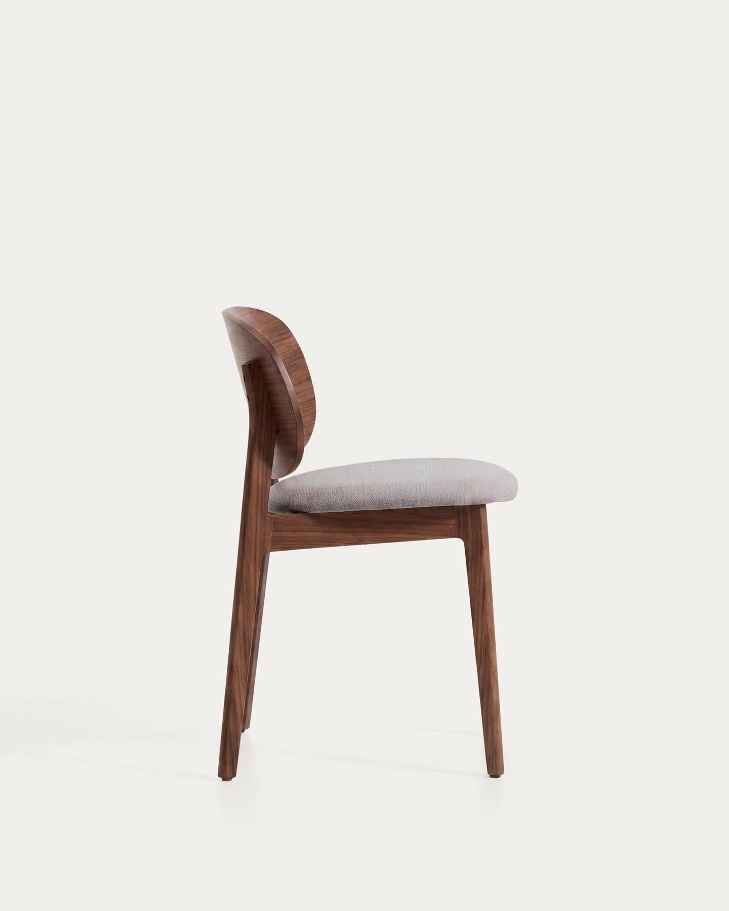 Stuhl Ludara aus Eichenfurnier mit Nussbaumfinish und brauner Chenille  in Braun präsentiert im Onlineshop von KAQTU Design AG. Stuhl ist von Kave Home