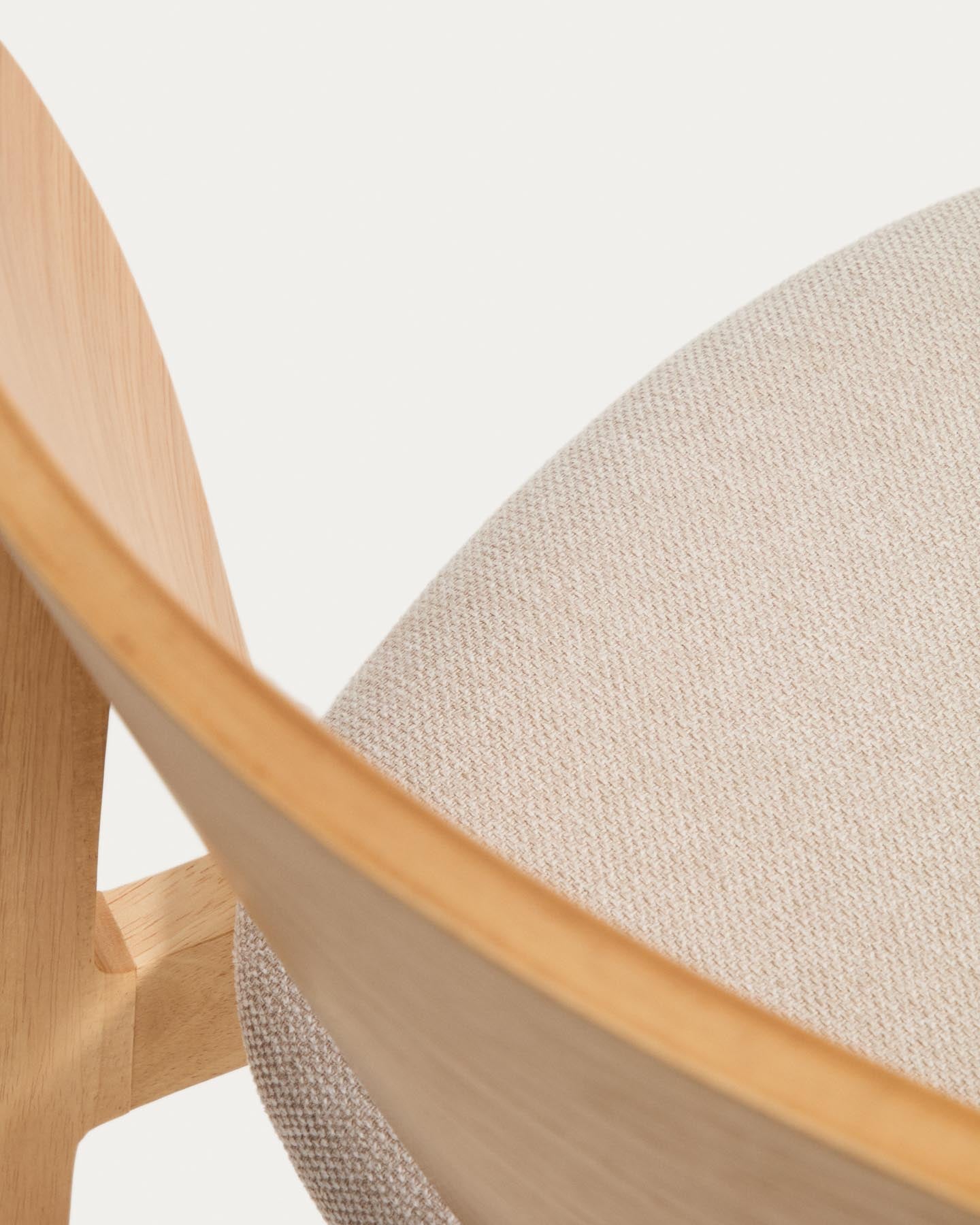 Stuhl Ludara aus Eichenfurnier mit beiger Chenille in Natur präsentiert im Onlineshop von KAQTU Design AG. Stuhl ist von Kave Home