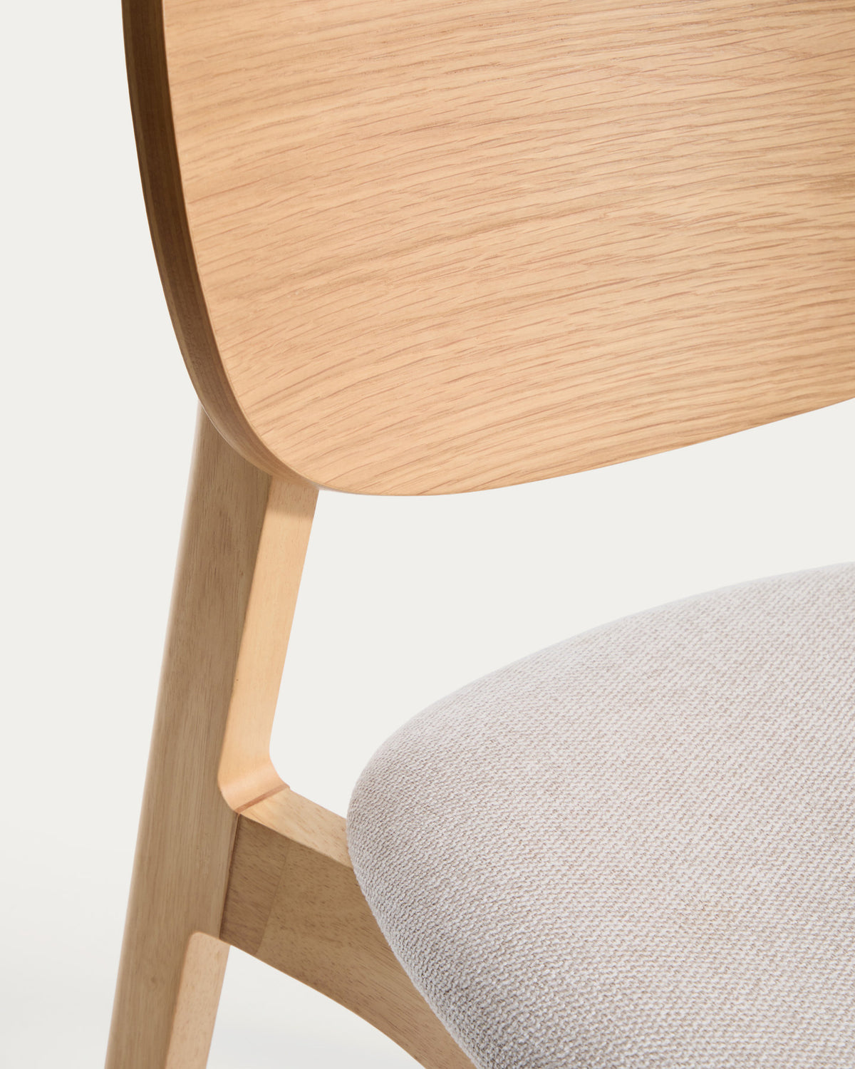 Stuhl Ludara aus Eichenfurnier mit beiger Chenille in Beige präsentiert im Onlineshop von KAQTU Design AG. Stuhl ist von Kave Home