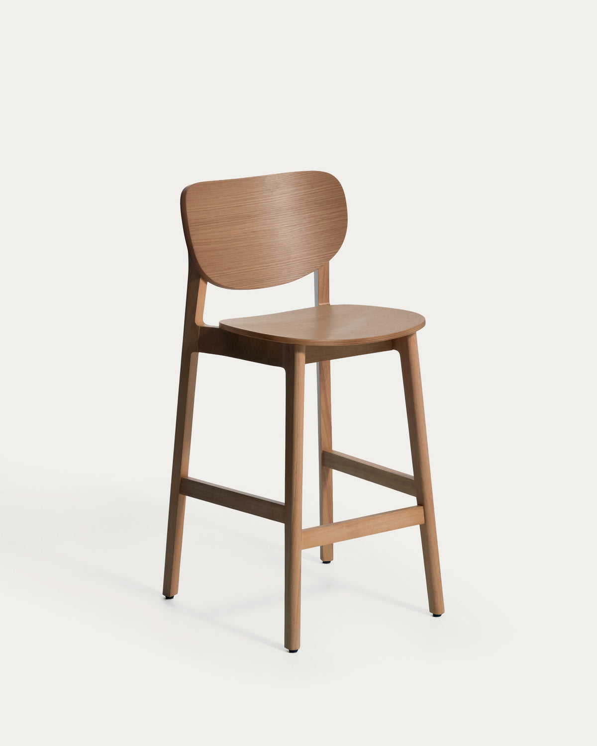 Hocker Ludara aus Eichenfurnier mit Nussbaumfinish, 65 cm in Braun präsentiert im Onlineshop von KAQTU Design AG. Barhocker ist von Kave Home