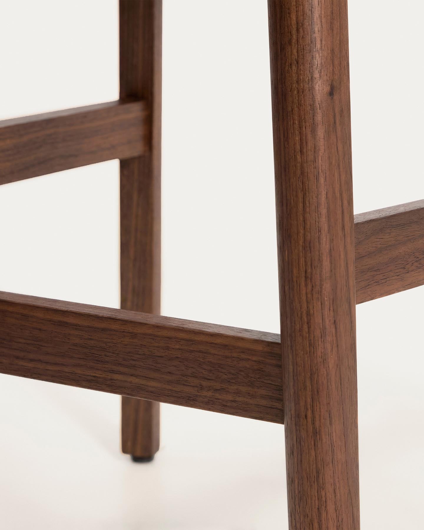 Hocker Ludara aus Eichenfurnier mit Nussbaumfinish, 65 cm in Braun präsentiert im Onlineshop von KAQTU Design AG. Barhocker ist von Kave Home
