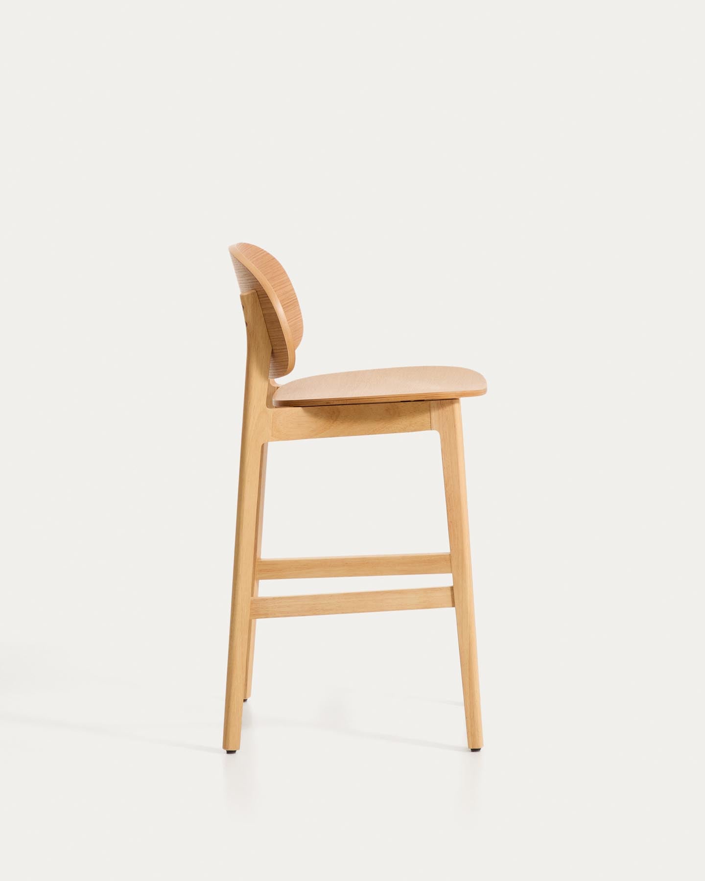 Hocker Ludara aus Eichenfurnier, 65 cm in Natur präsentiert im Onlineshop von KAQTU Design AG. Barhocker ist von Kave Home