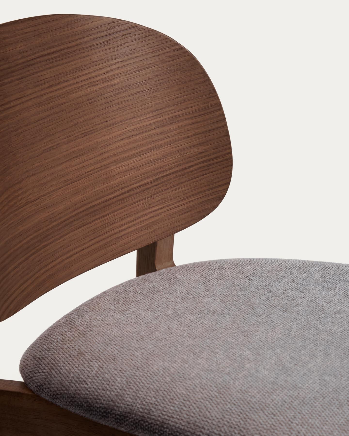 Hocker Ludara aus Eichenfurnier mit Nussbaumfinish und brauner Chenille, 65 cm in Braun präsentiert im Onlineshop von KAQTU Design AG. Barhocker ist von Kave Home