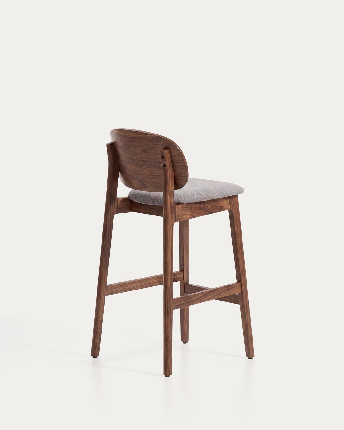 Hocker Ludara aus Eichenfurnier mit Nussbaumfinish und brauner Chenille, 65 cm in Braun präsentiert im Onlineshop von KAQTU Design AG. Barhocker ist von Kave Home