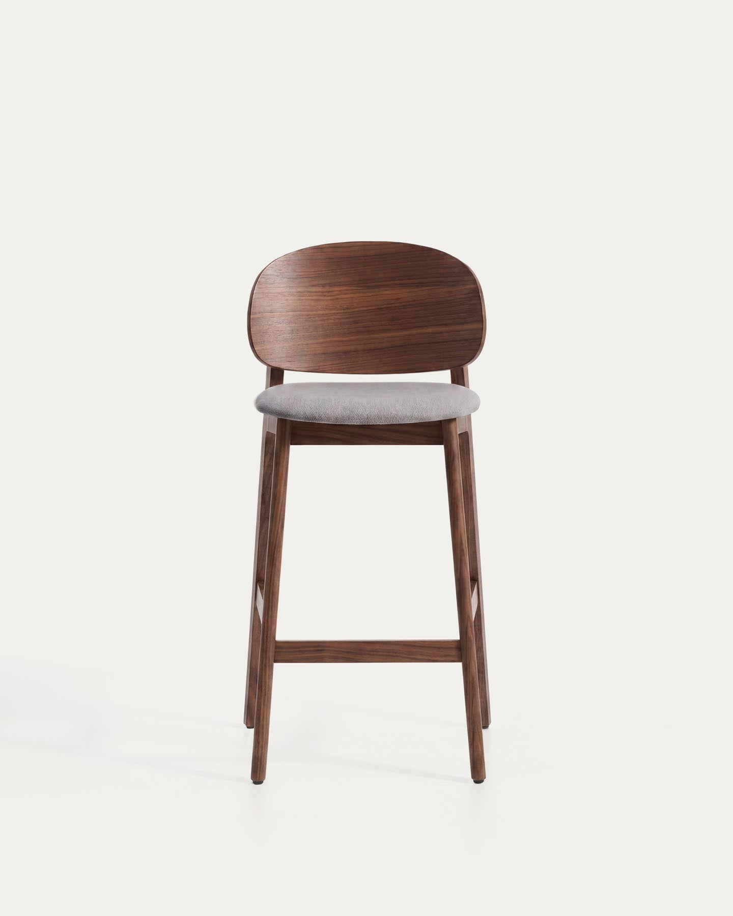 Hocker Ludara aus Eichenfurnier mit Nussbaumfinish und brauner Chenille, 65 cm in Braun präsentiert im Onlineshop von KAQTU Design AG. Barhocker ist von Kave Home