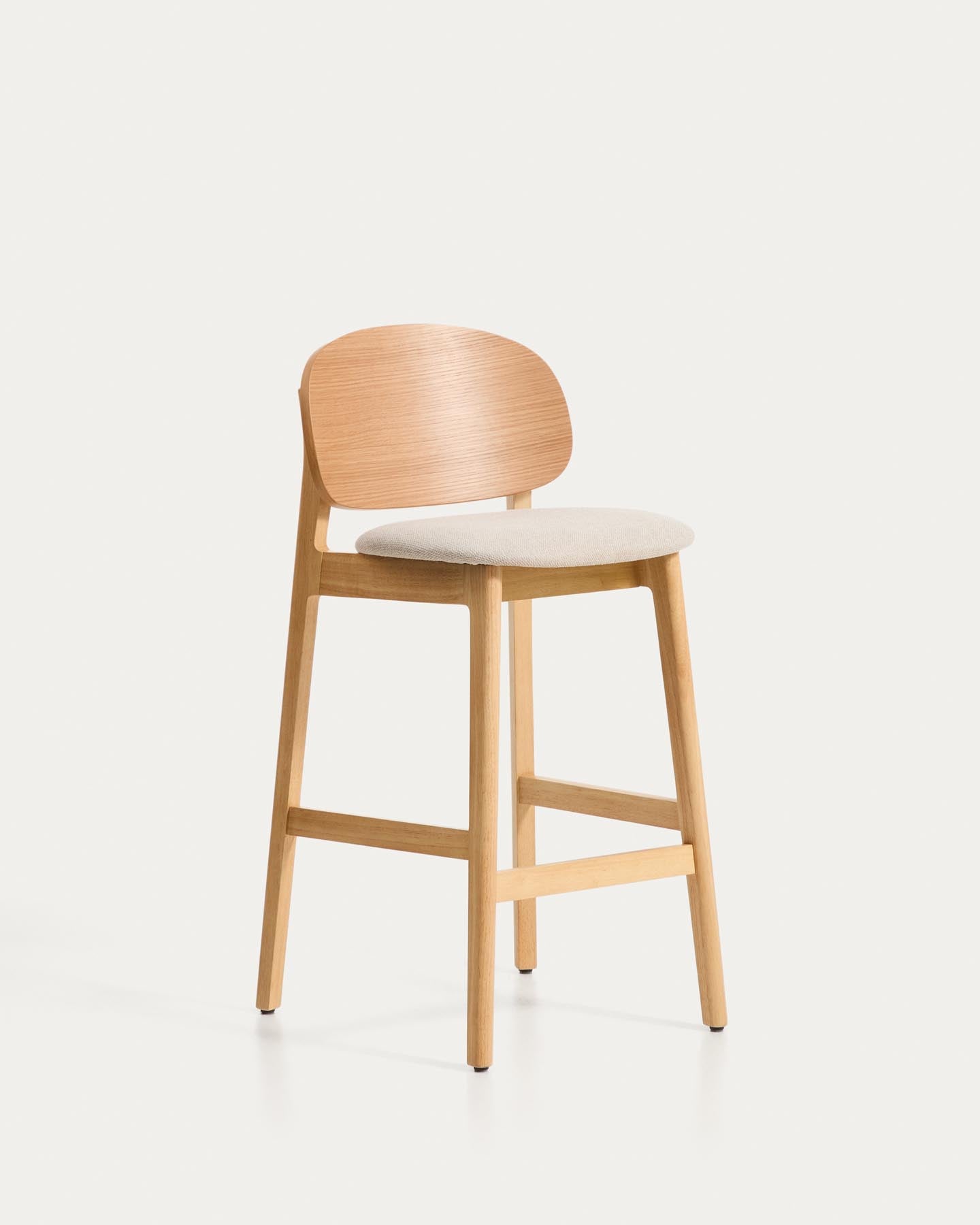 Hocker Ludara aus Eichenfurnier mit beiger Chenille, 65 cm in Natur präsentiert im Onlineshop von KAQTU Design AG. Barhocker ist von Kave Home