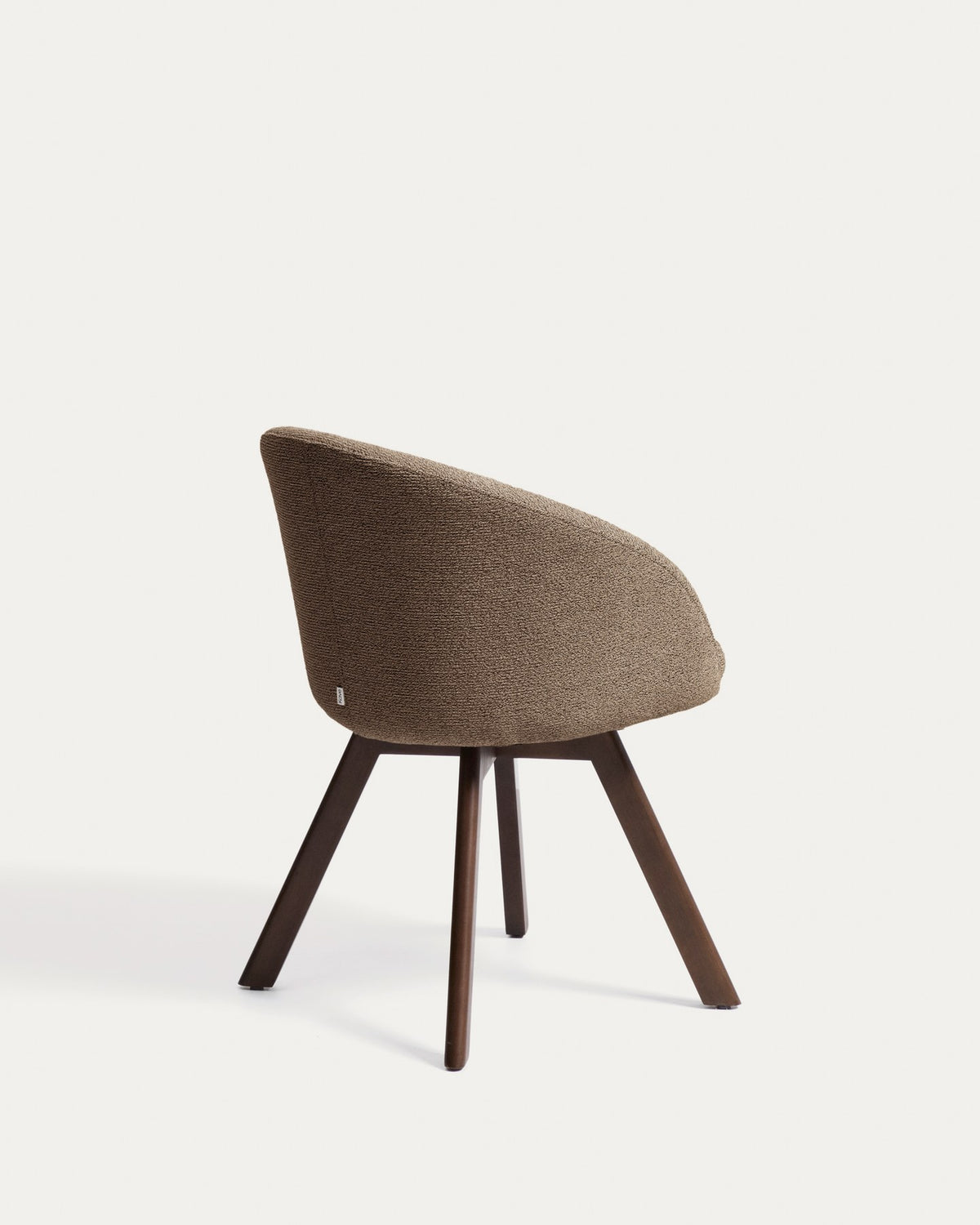 Marvin Drehstuhl mit brauner Chenille Beine aus massiver Buche mit Nussholzfinish FSC 100% in Braun präsentiert im Onlineshop von KAQTU Design AG. Dreh-Schalenstuhl mit Armlehnen ist von Kave Home