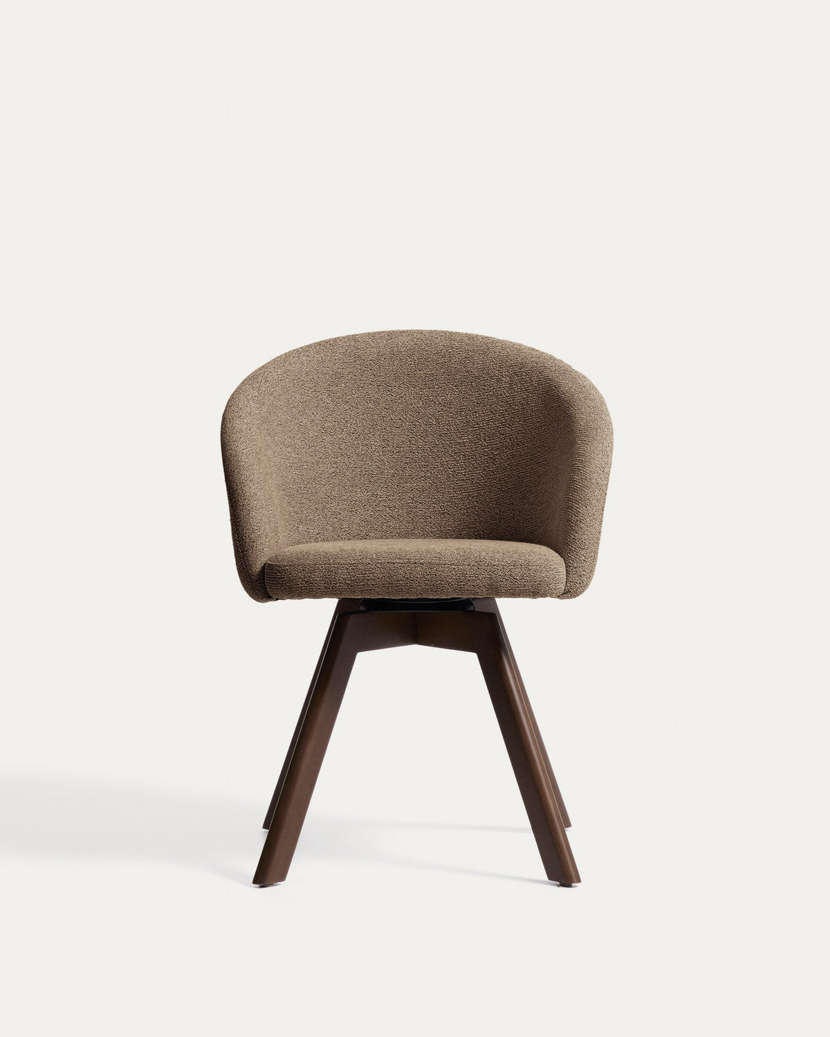 Marvin Drehstuhl mit brauner Chenille Beine aus massiver Buche mit Nussholzfinish FSC 100% in Braun präsentiert im Onlineshop von KAQTU Design AG. Dreh-Schalenstuhl mit Armlehnen ist von Kave Home