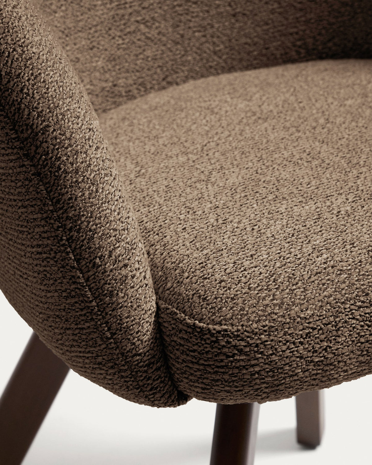 Marvin Drehstuhl mit brauner Chenille Beine aus massiver Buche mit Nussholzfinish FSC 100% in Braun präsentiert im Onlineshop von KAQTU Design AG. Dreh-Schalenstuhl mit Armlehnen ist von Kave Home