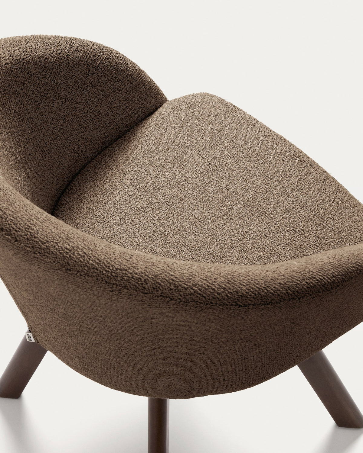 Marvin Drehstuhl mit brauner Chenille Beine aus massiver Buche mit Nussholzfinish FSC 100% in Braun präsentiert im Onlineshop von KAQTU Design AG. Dreh-Schalenstuhl mit Armlehnen ist von Kave Home