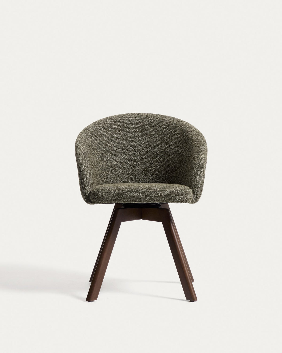Drehstuhl Marvin mit grünem Chenille-Bezug, geschwungener Rückenlehne und Beinen aus massivem Buchenholz im Nussholzfinish.