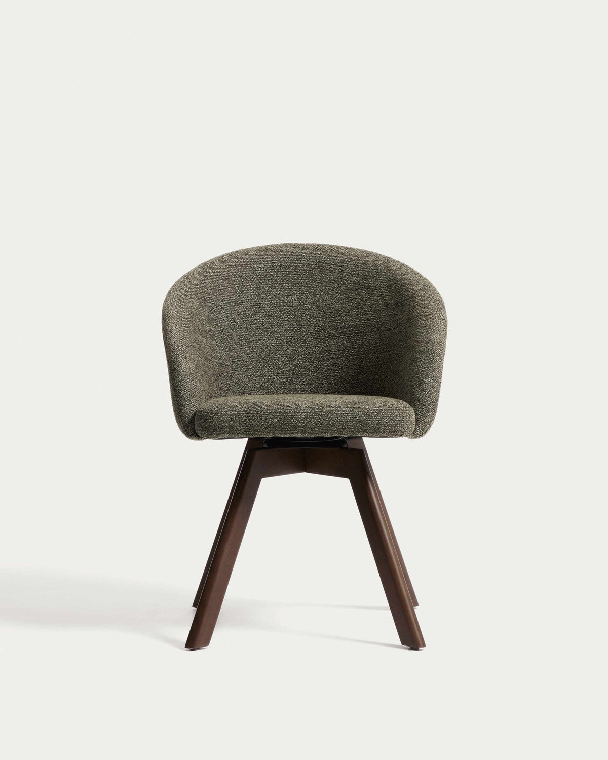 Drehstuhl Marvin mit grünem Chenille-Bezug, geschwungener Rückenlehne und Beinen aus massivem Buchenholz im Nussholzfinish.