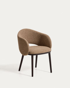 Chaise Maina fabriquée en braunChenille épaisse avec pieds en frêne massif aspect ébène, certification FSC Mix