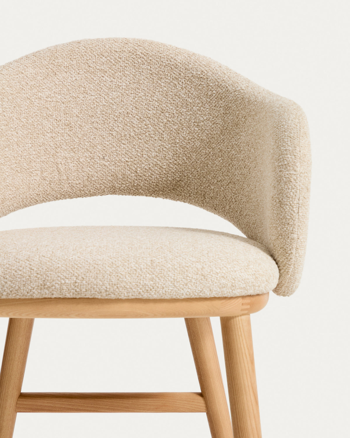 Barhocker Maina in Beige mit Chenille-Bezug, geschwungener Lehne und Beinen aus Eschenholz