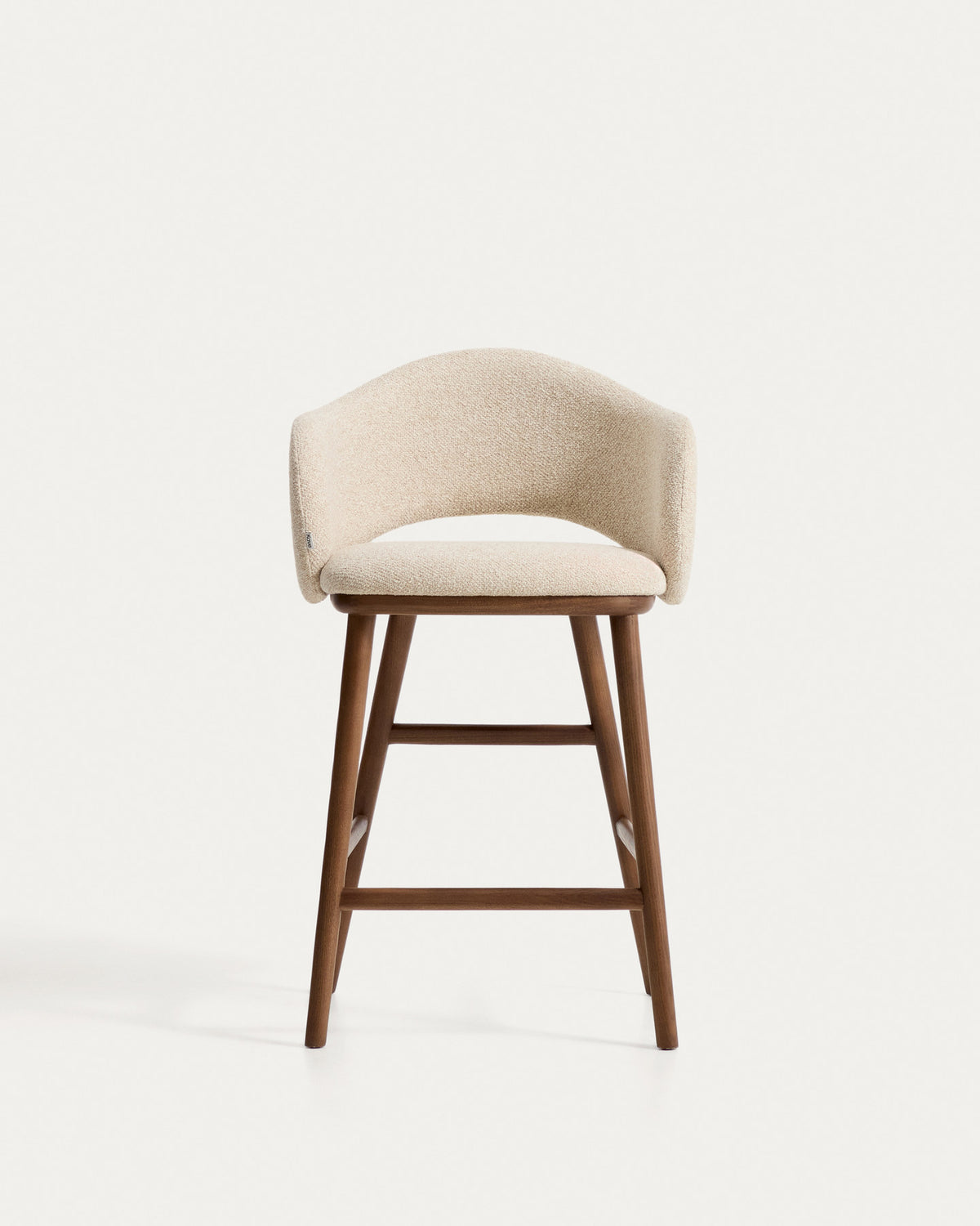 Beiger Barhocker Maina mit Chenille-Bezug, geschwungener Lehne und braunen Holzbeinen