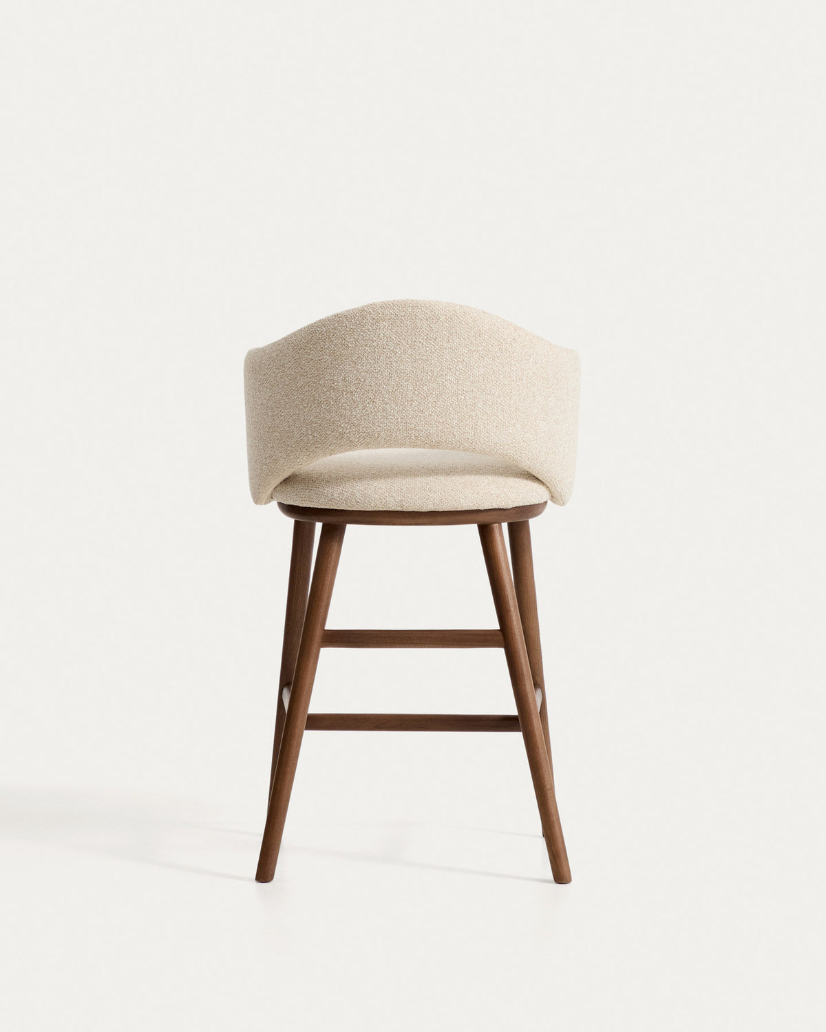 Beiger Barhocker Maina mit Chenille-Bezug, geschwungener Lehne und braunen Holzbeinen