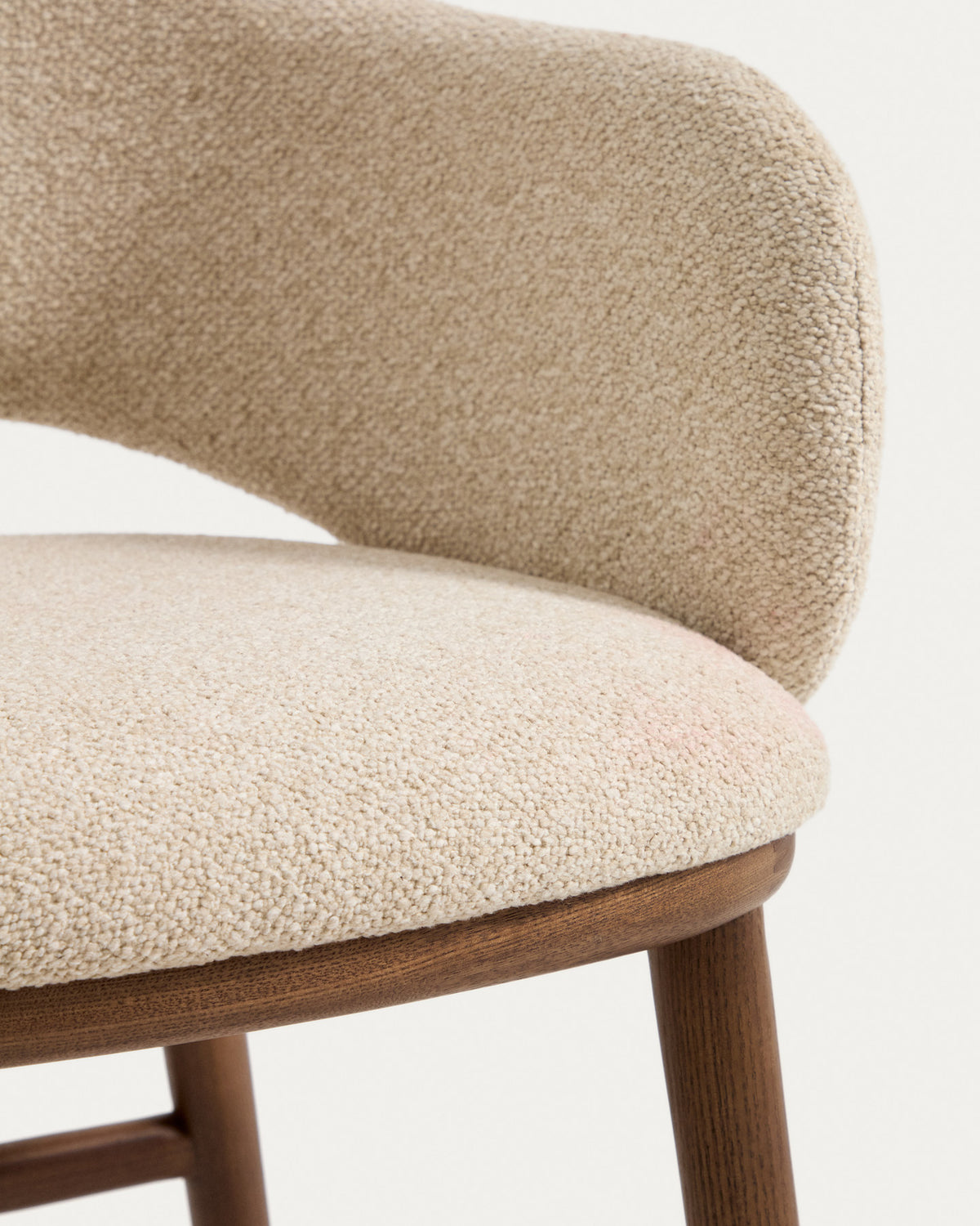 Beiger Barhocker Maina mit Chenille-Bezug, geschwungener Lehne und braunen Holzbeinen