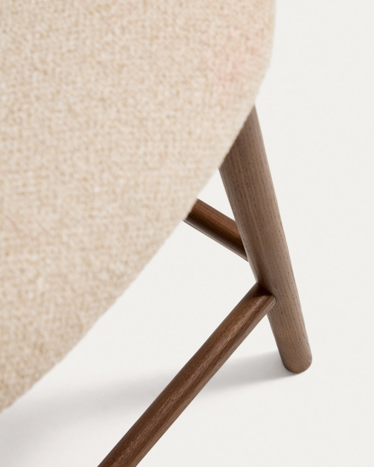 Beiger Barhocker Maina mit Chenille-Bezug, geschwungener Lehne und braunen Holzbeinen