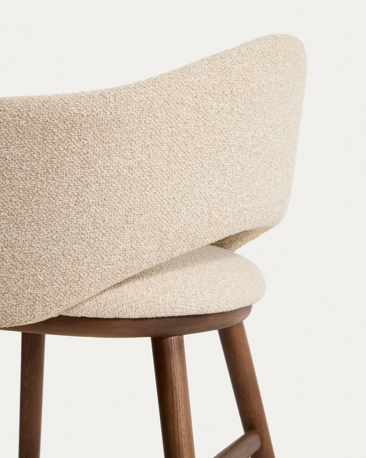 Beiger Barhocker Maina mit Chenille-Bezug, geschwungener Lehne und braunen Holzbeinen