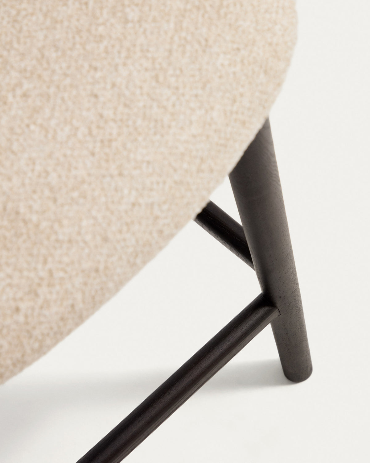 Beiger Barhocker Maina mit Chenille-Bezug, Armlehnen und dunkelbraunen Holzbeinen
