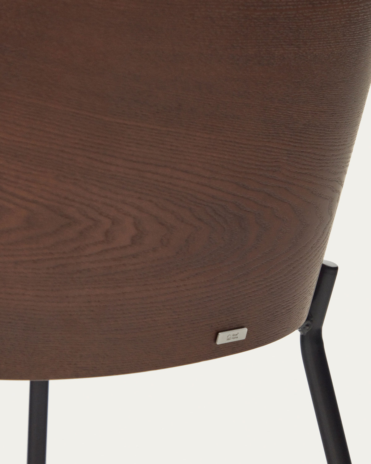 Eamy Stuhl aus hellbrauner Chenille mit Eschenfurnier in Nussbaum-Finish und schwarzem Metall in Beige präsentiert im Onlineshop von KAQTU Design AG. Stuhl ist von Kave Home