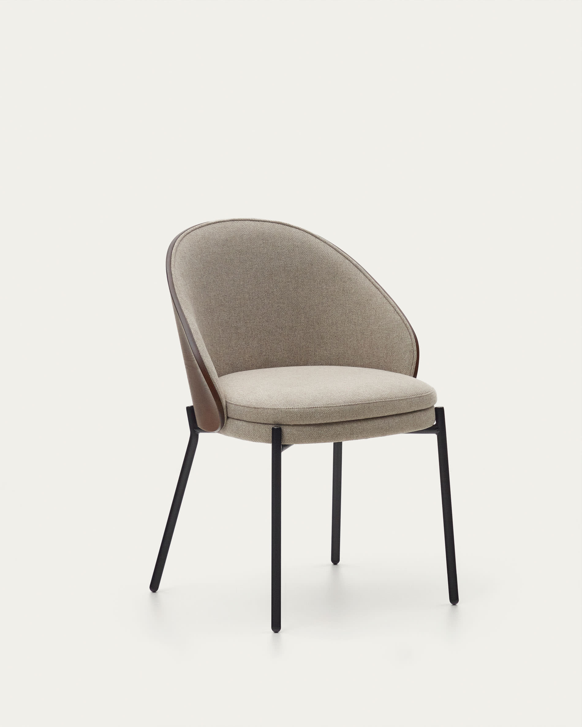 3D-Modell des Eamy Stuhls: hellbraunes Chenille, Wenge-Eschenfurnier, schwarze Metallbeine. Modern und elegant.