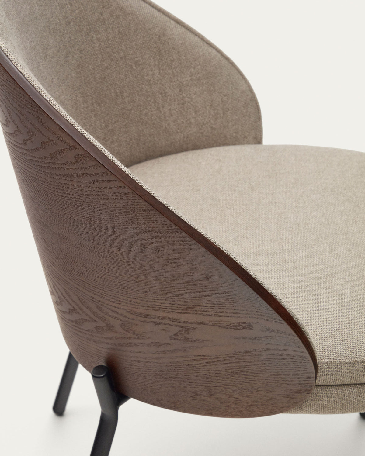 Eamy Stuhl aus hellbrauner Chenille mit Eschenfurnier in Nussbaum-Finish und schwarzem Metall in Beige präsentiert im Onlineshop von KAQTU Design AG. Stuhl ist von Kave Home
