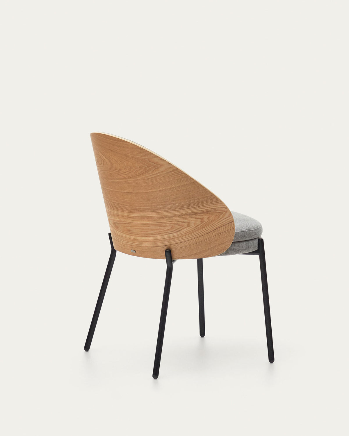 Eamy Stuhl hellgraue Chenille Eschenfurnier mit natürlichem Finish und Metall in Schwarz in Grau präsentiert im Onlineshop von KAQTU Design AG. Stuhl ist von Kave Home