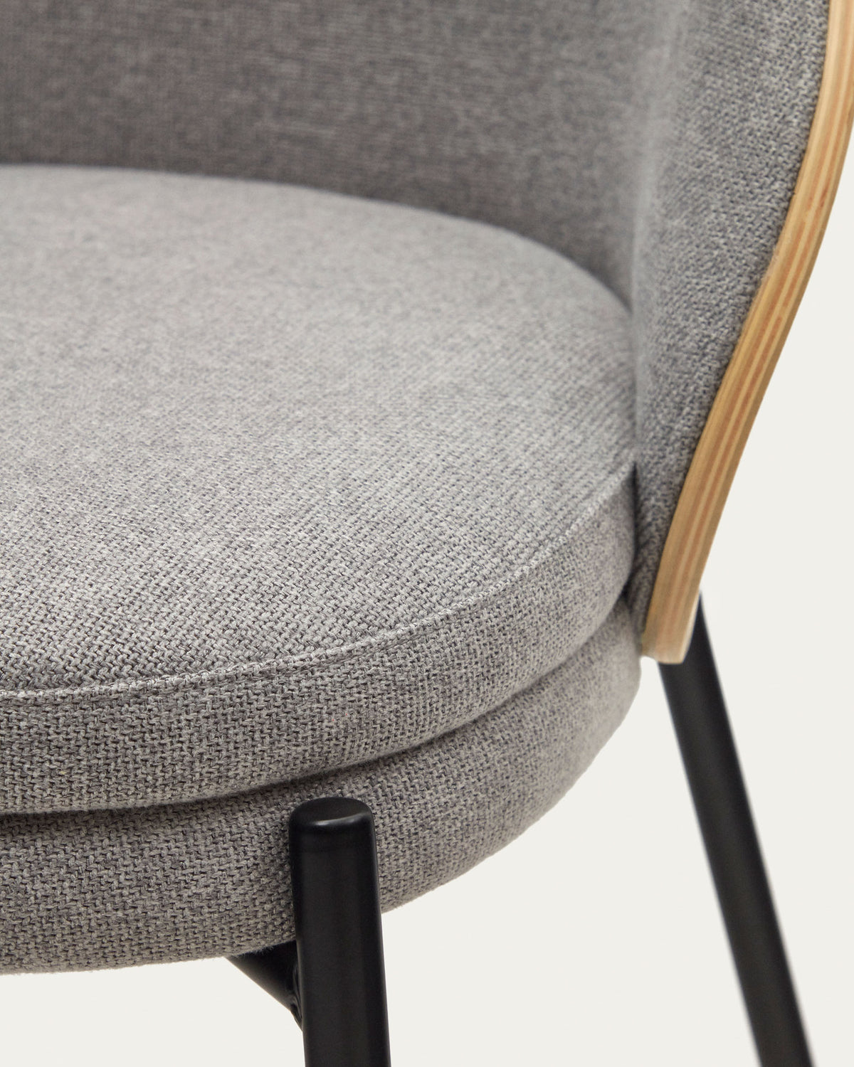 Eamy Stuhl hellgraue Chenille Eschenfurnier mit natürlichem Finish und Metall in Schwarz in Grau präsentiert im Onlineshop von KAQTU Design AG. Stuhl ist von Kave Home